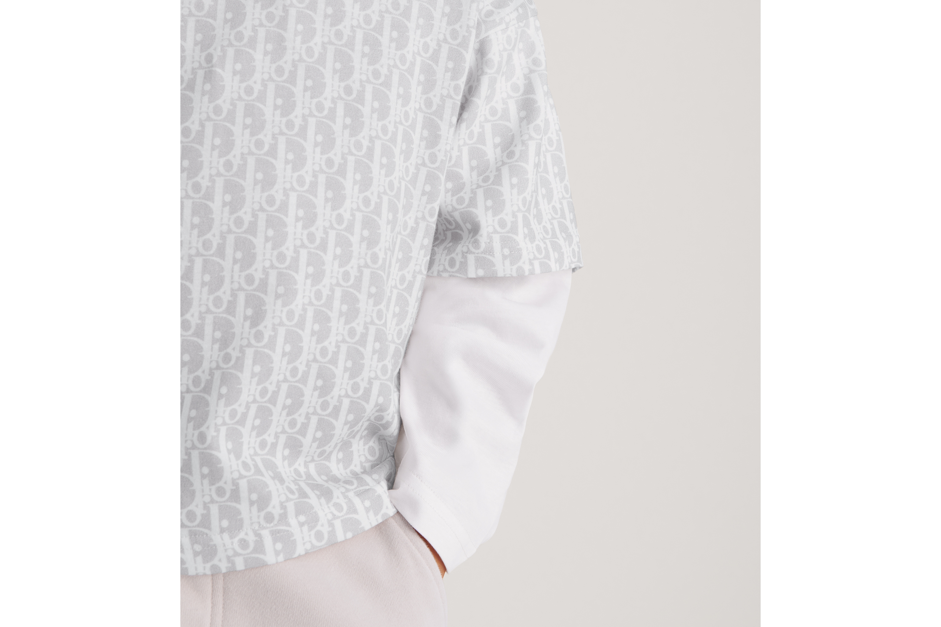 look_image_alt_prefix تيشيرت بأكمام طويلة للأطفال قماش الجيرسيه القطني مع نمط ديور أوبليك باللونين الرمادي المتدرّج والبيج E10