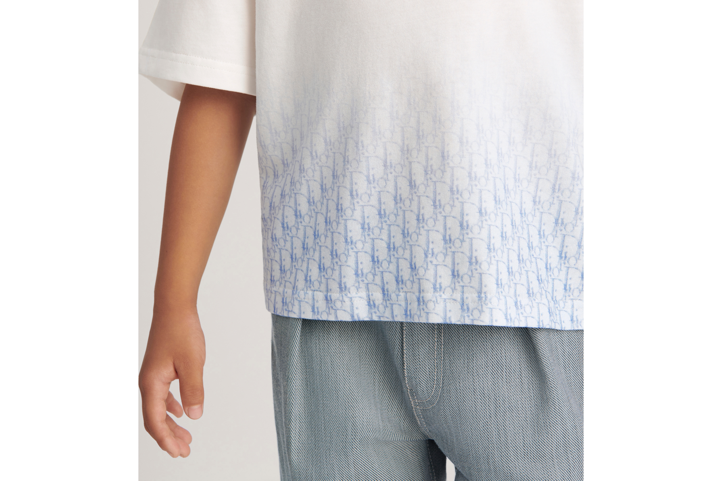Look Kids' T-Shirt Ivory Cotton Jersey with Gradient Blue Dior Oblique Motif E03