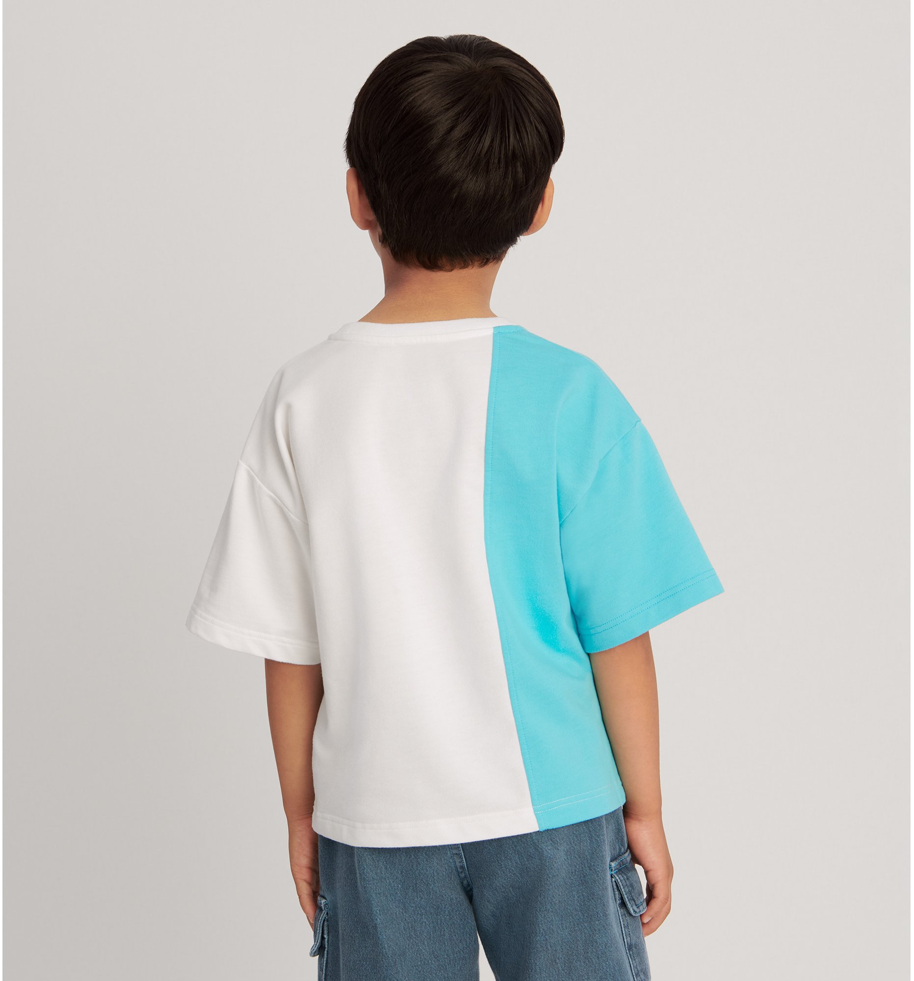 aria_look Kids' T-Shirt Three quarter closed view