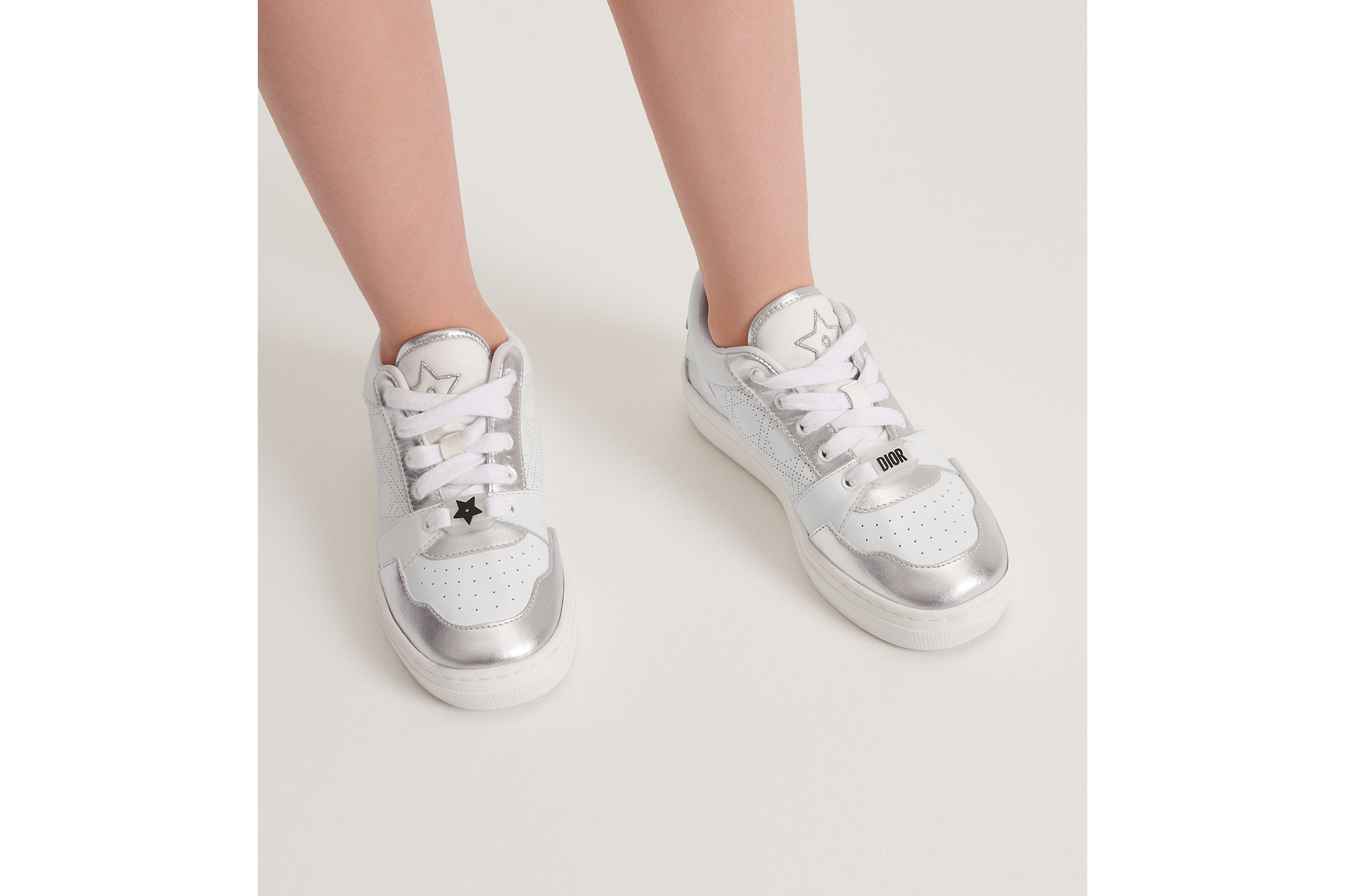 Look Sneaker basse enfant Cuir de veau ivoire et argenté métallisé E23