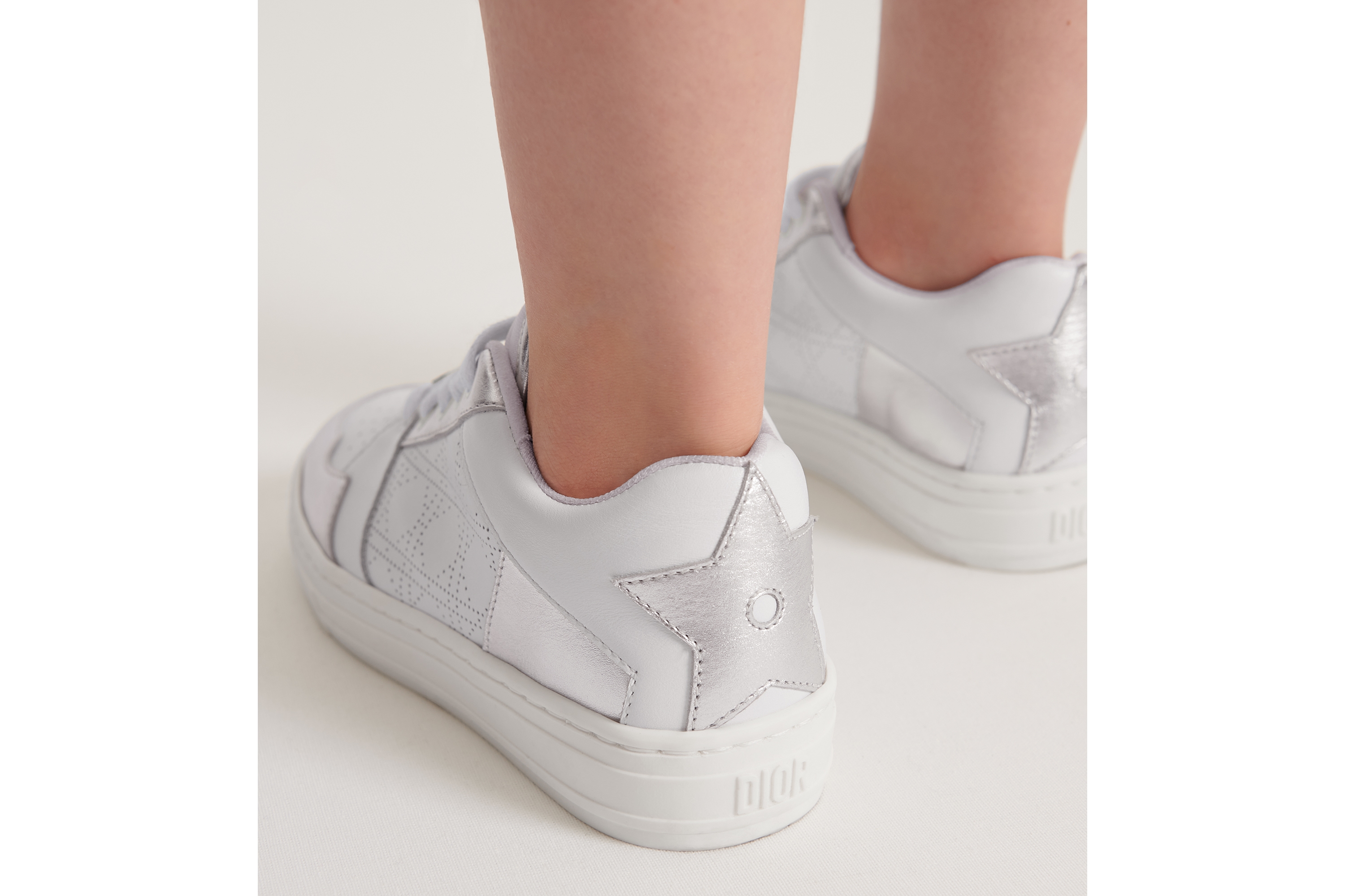 Look Sneaker basse enfant Cuir de veau ivoire et argenté métallisé E24