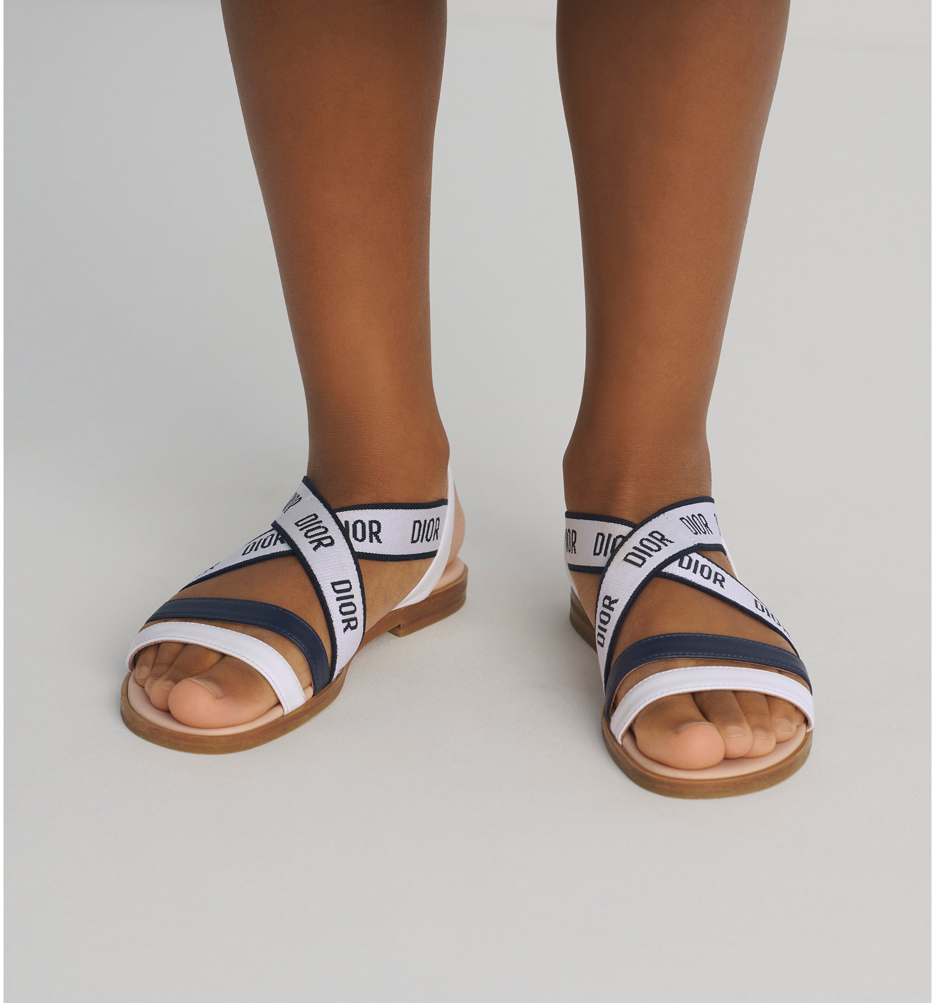 aria_look Kids' Sandal Three quarter back view