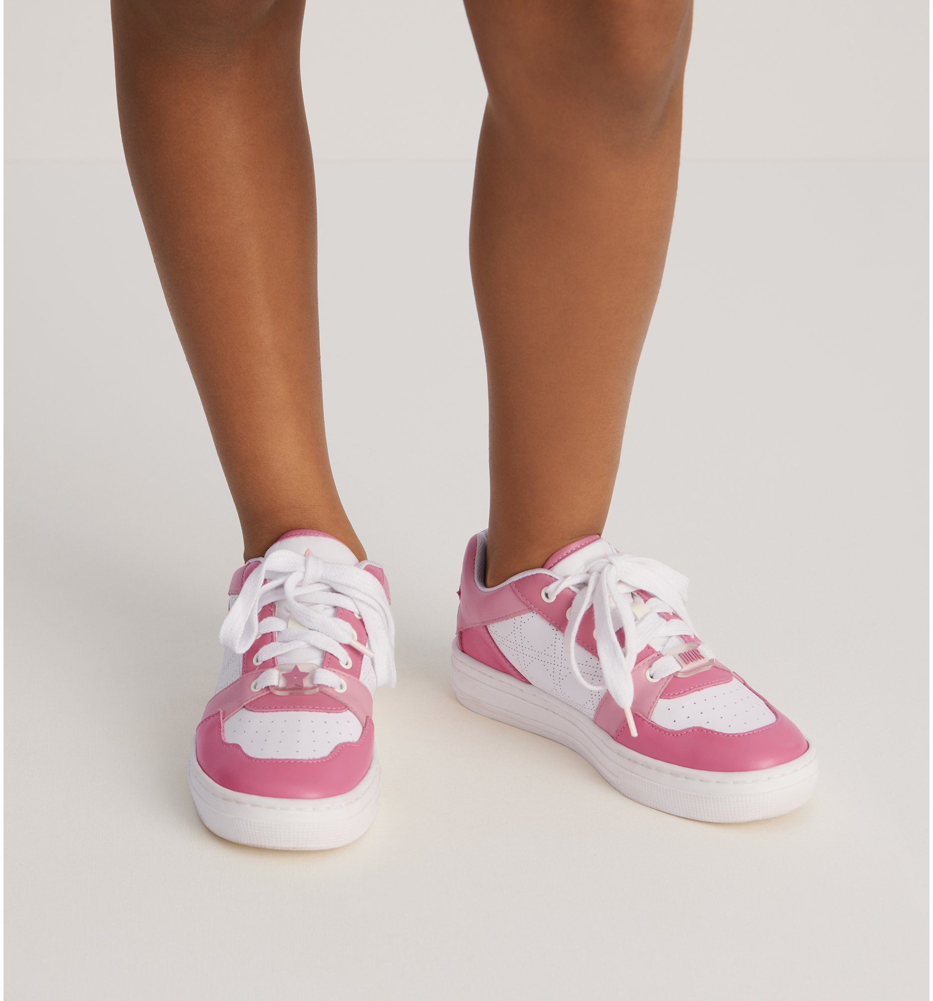 aria_look Kids' Low-Top Sneaker Three quarter back view