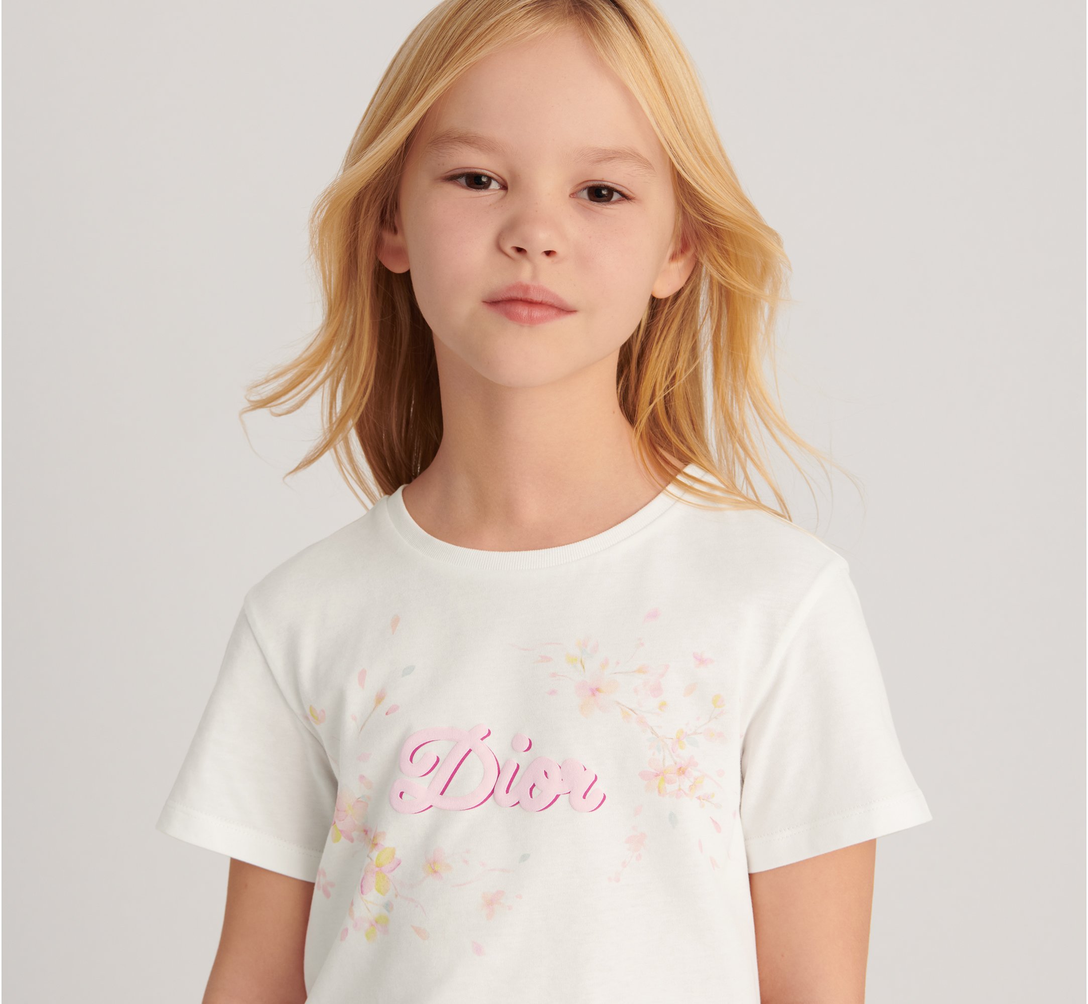 aria_look Kids' T-Shirt Three quarter closed view
