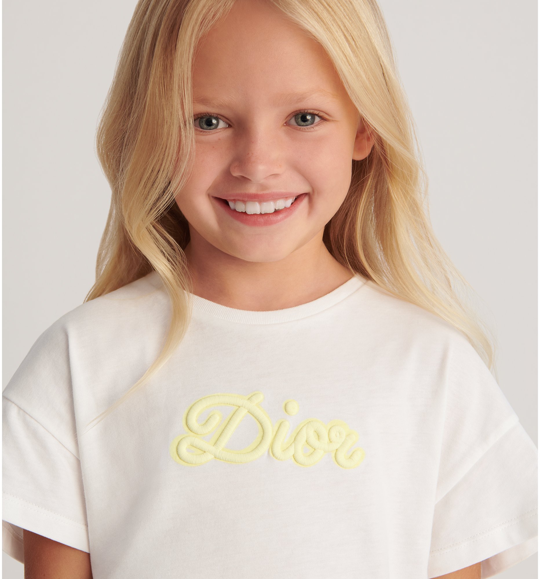 aria_look Kids' T-Shirt Three quarter closed view