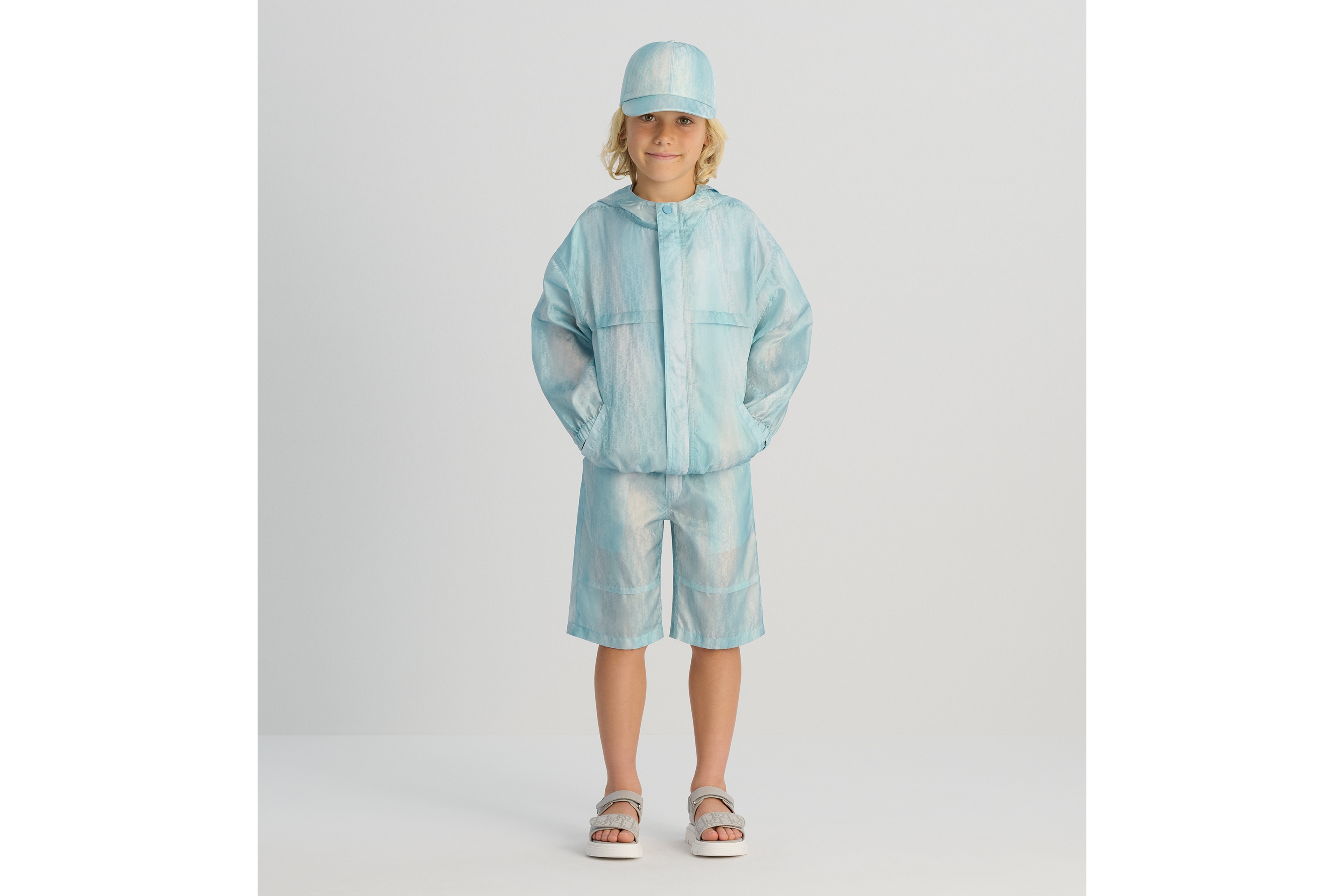 look_image_alt_prefix Windbreaker met capuchon voor kinderen Groene en blauwe, waterafstotende technische jacquard met Dior Oblique-motief E01