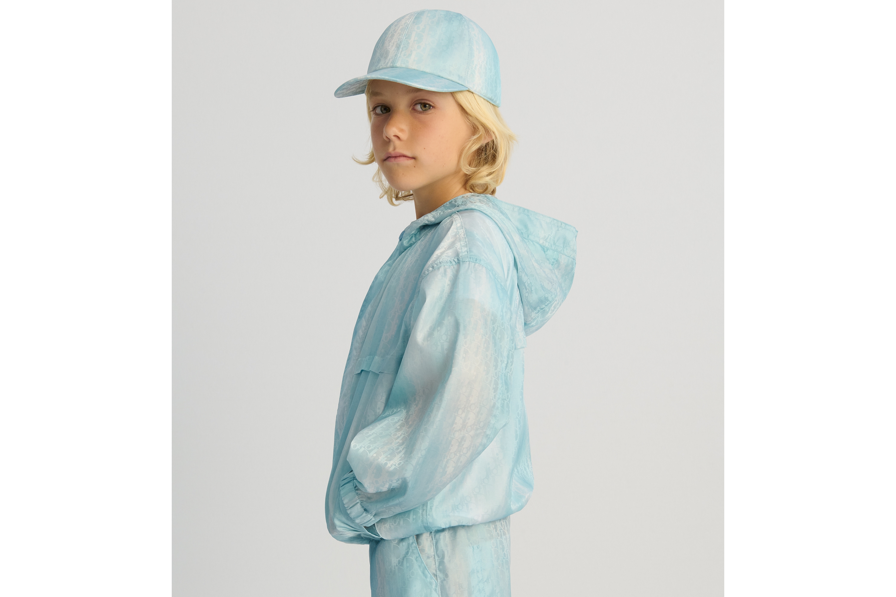 look_image_alt_prefix Windbreaker met capuchon voor kinderen Groene en blauwe, waterafstotende technische jacquard met Dior Oblique-motief E07