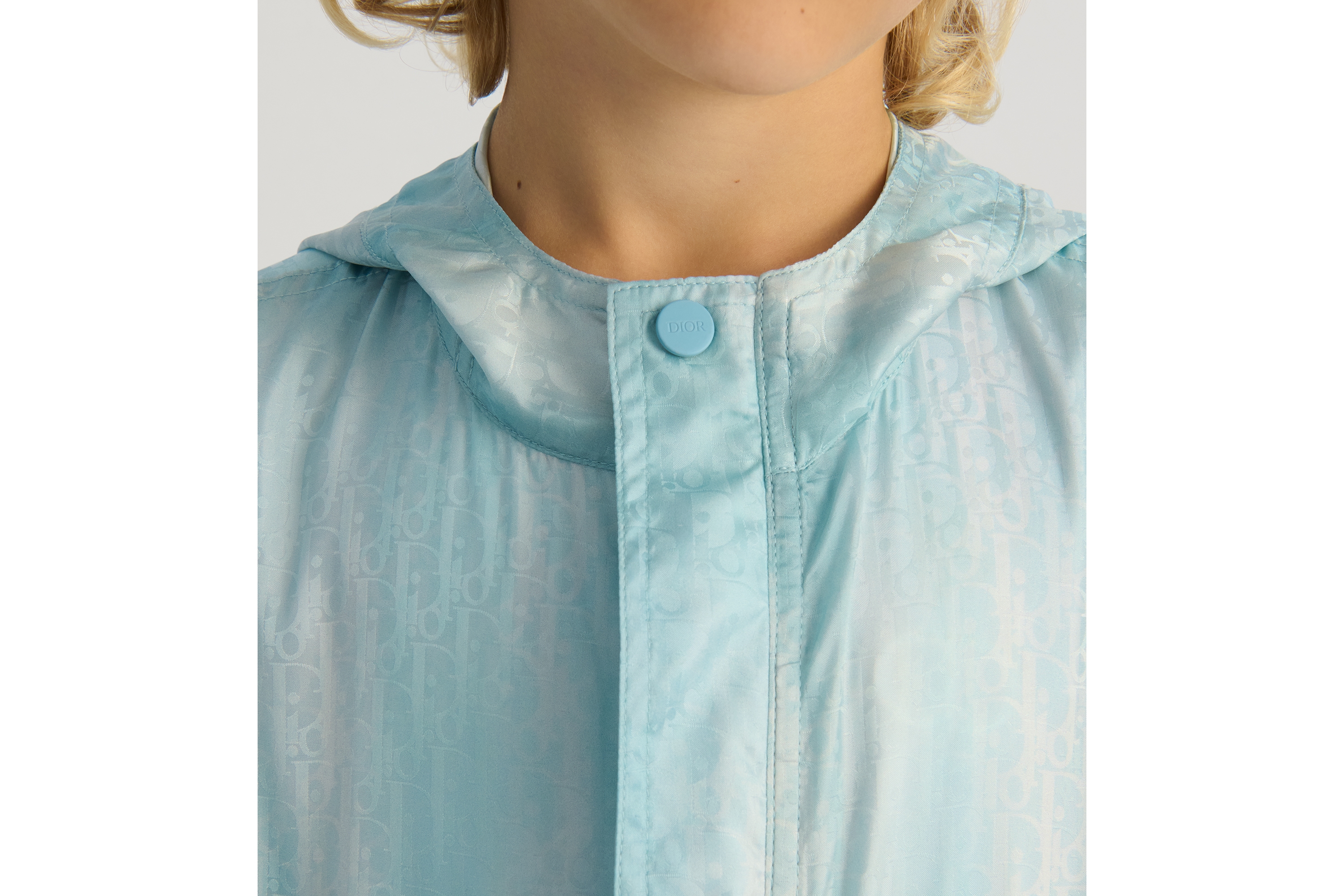 look_image_alt_prefix Windbreaker met capuchon voor kinderen Groene en blauwe, waterafstotende technische jacquard met Dior Oblique-motief E08