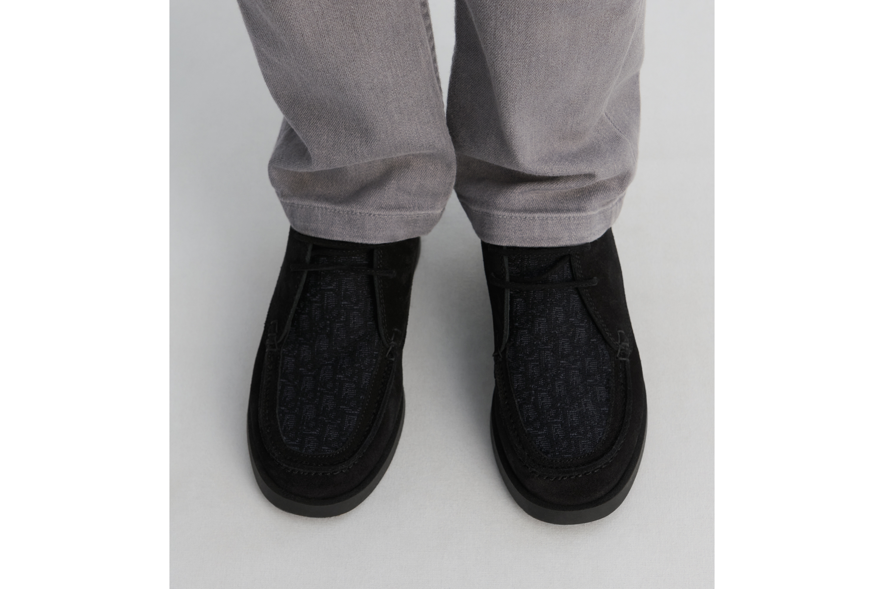 Look Bottine chukka Dior Granville haute enfant Suède et toile jacquard Dior Oblique noirs E04