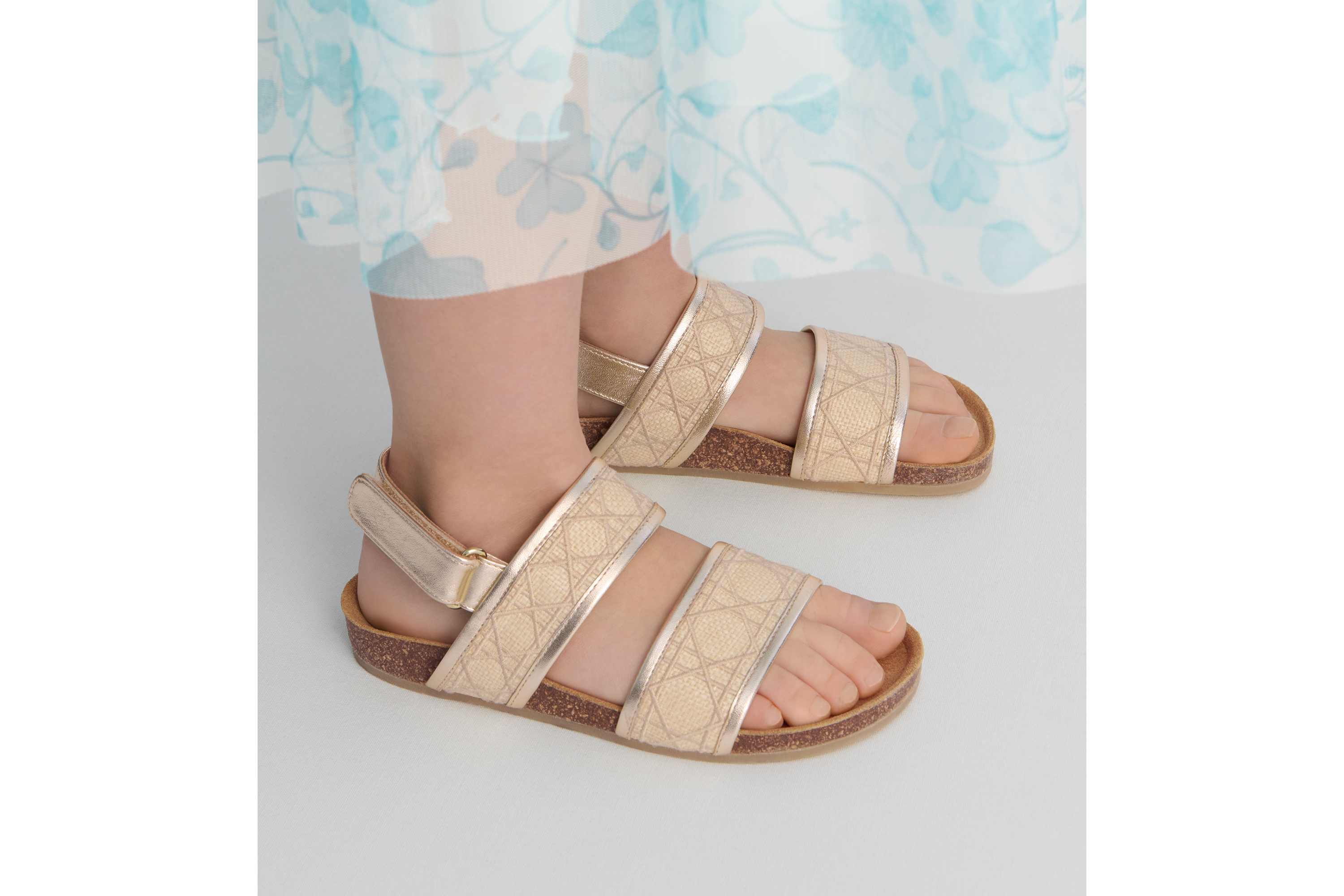 look_image_alt_prefix Sandale für Kinder Cannage Canvas mit Raffiabastoptik in Naturfarbe und Kalbsleder in Goldfarbe E06