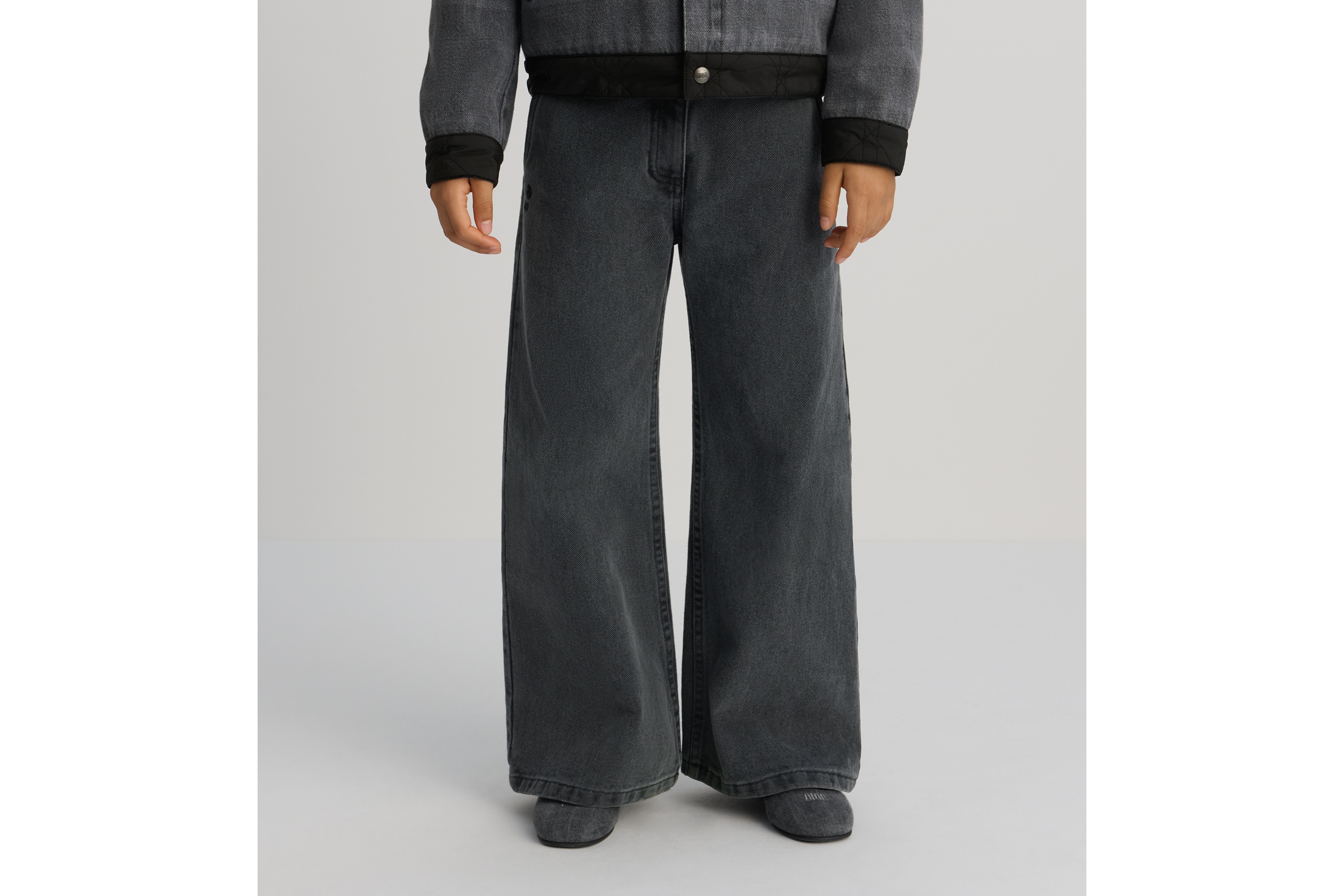 look_image_alt_prefix Pantalón de pernera ancha Dior Kids Denim de algodón gris lavado a la piedra E06