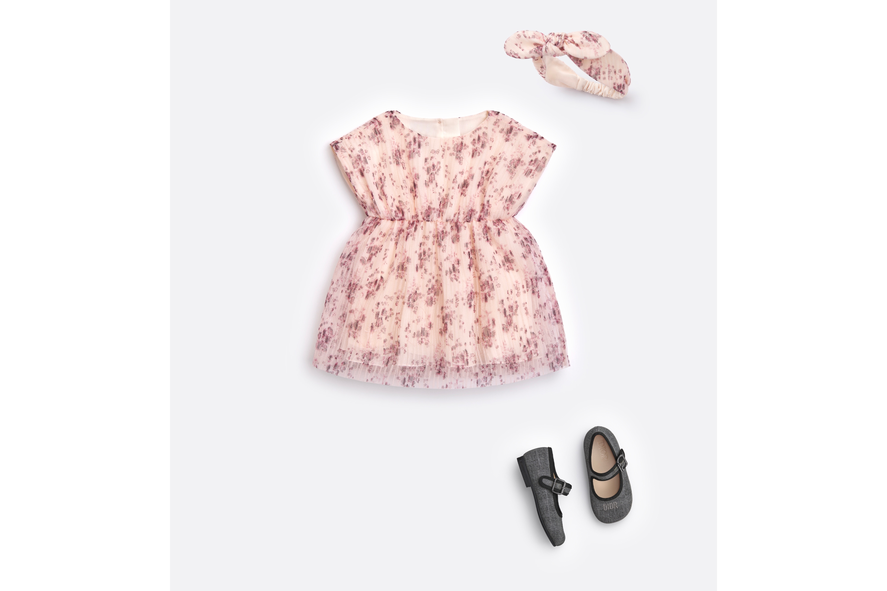 look_image_alt_prefix Getailleerd uitlopend babyjurkje Vaalroze geplooide tule met nieuw bordeauxrood bloemenmotief E08