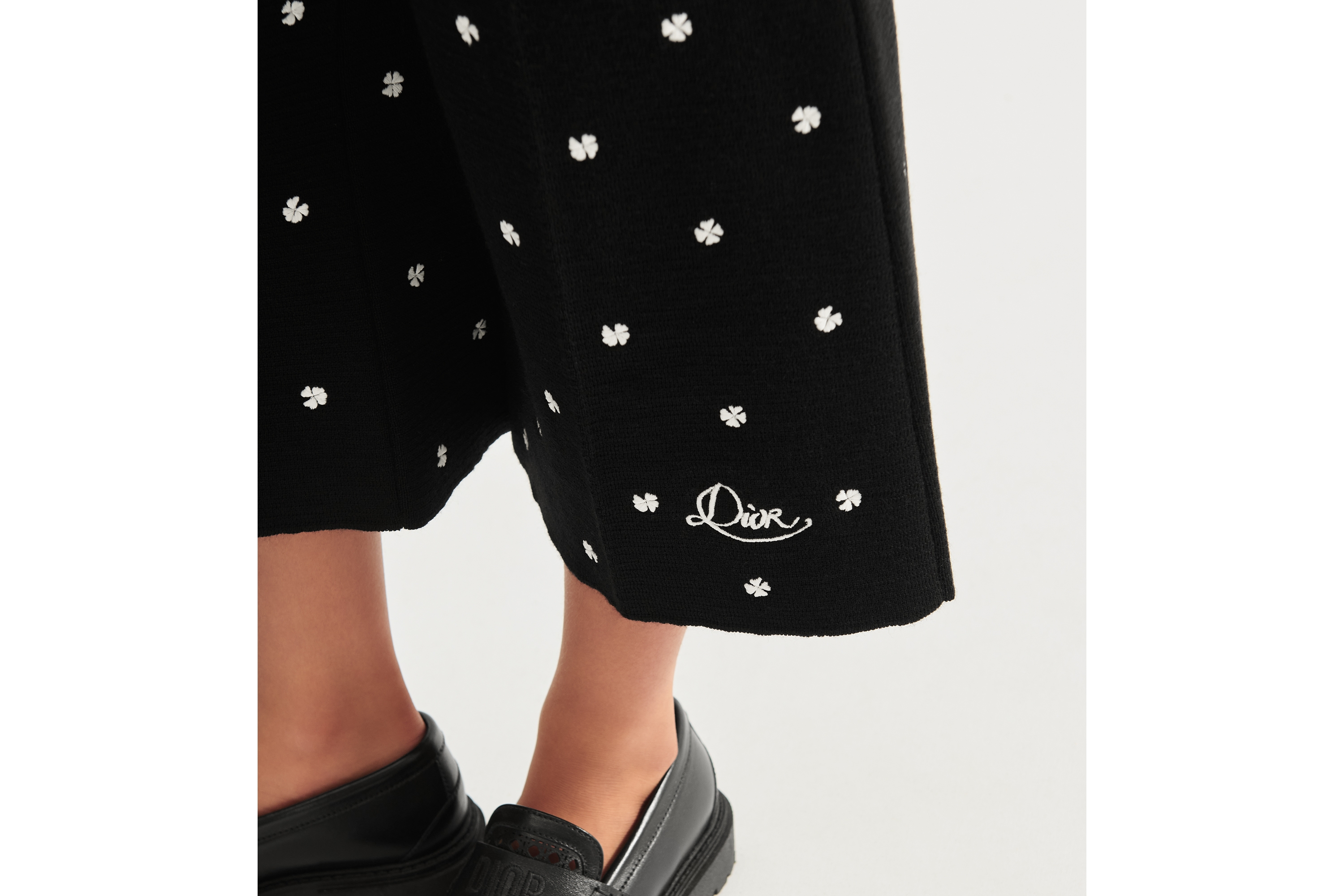 Hose mit weitem Hosenbein für Kinder Punto Milano Strick aus Wolle in Schwarz mit Kleemotiv in Elfenbeinfarbe E07