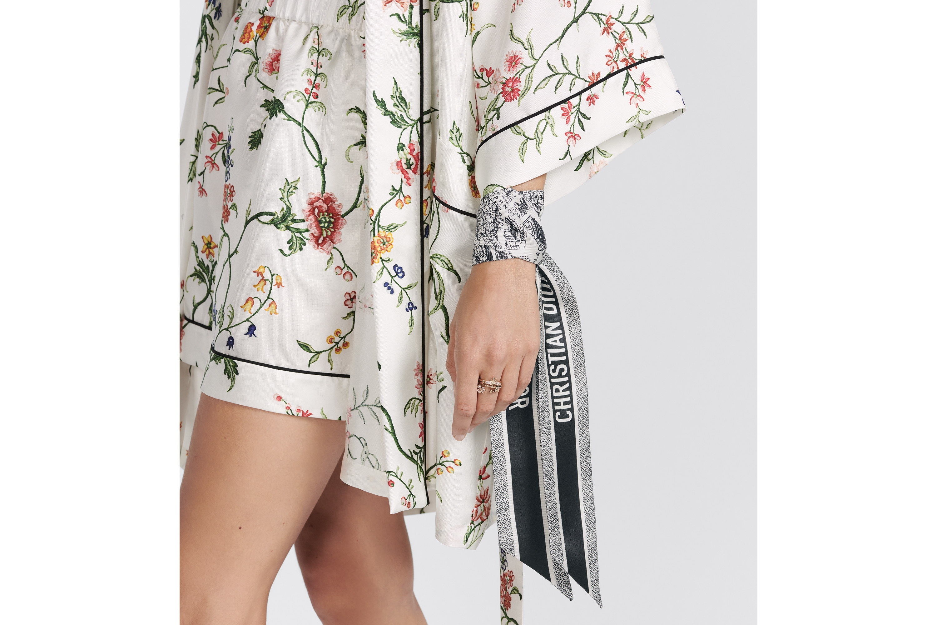 Look Plan de Paris Mitzah Scarf White and Black Silk Twill E10