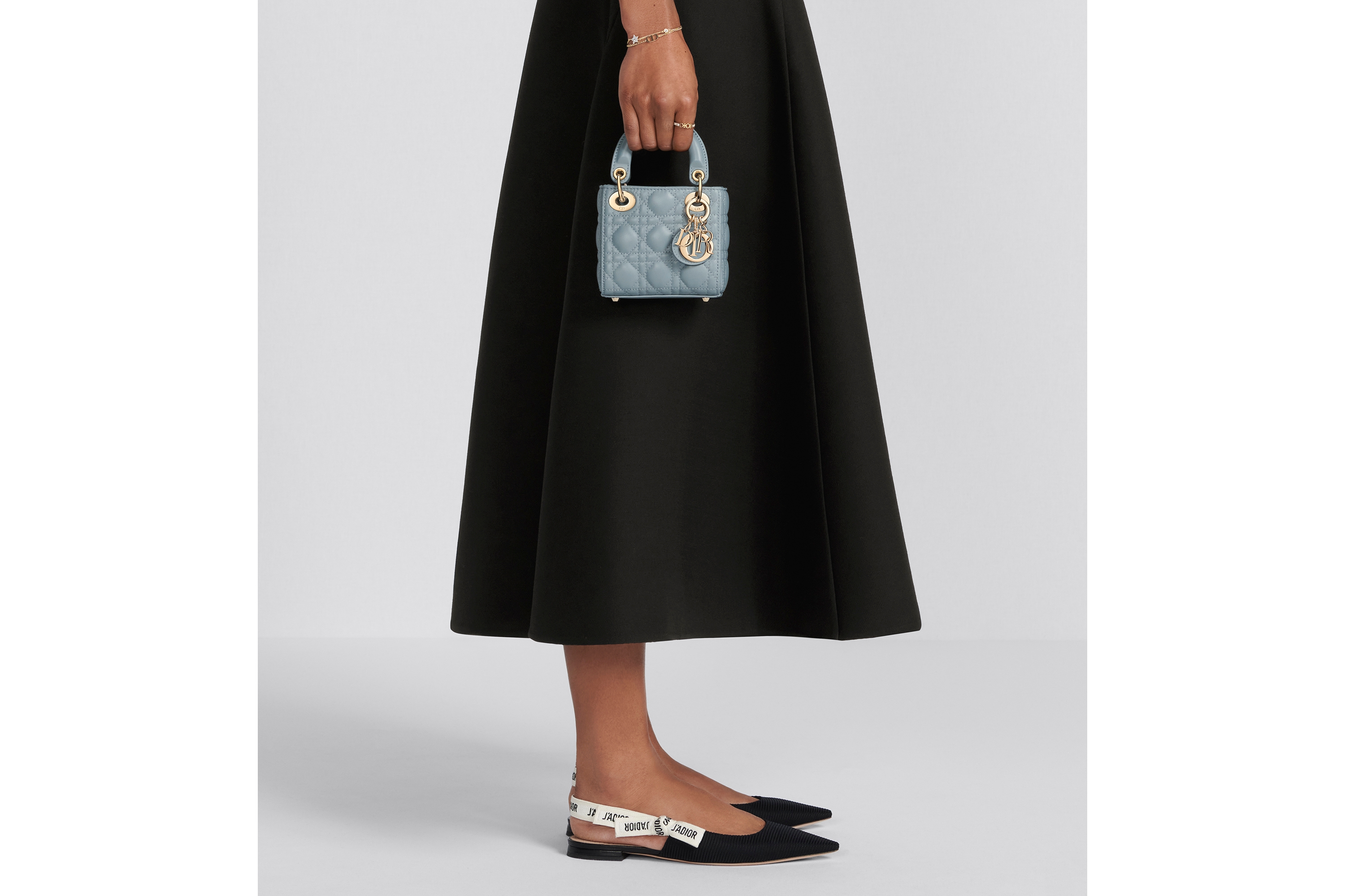 look_image_alt_prefix حقيبة Lady Dior بحجم مايكرو جلد الخروف مع نمط كاناج باللون الأزرق السحابي E11