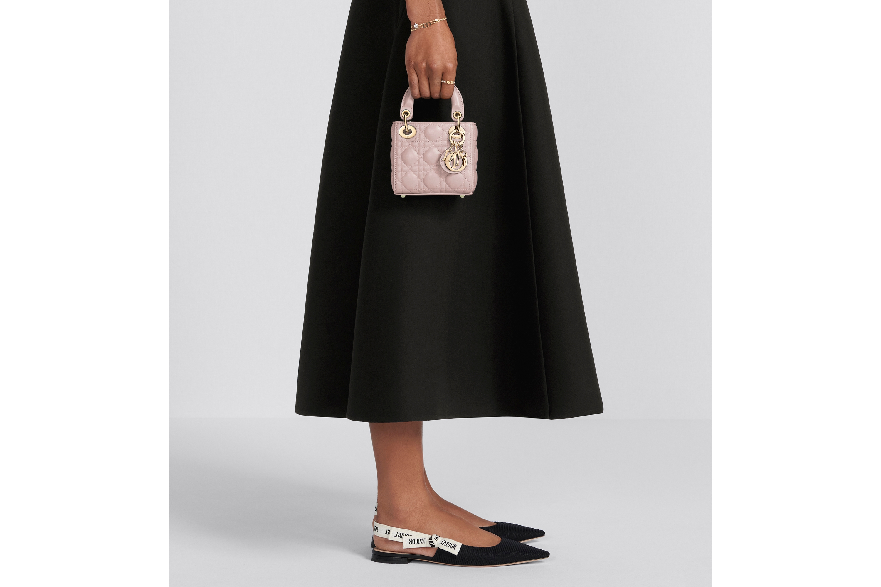 look_image_alt_prefix حقيبة Lady Dior بحجم مايكرو جلد الخروف مع نمط كاناج باللون الزهري الناعم E15