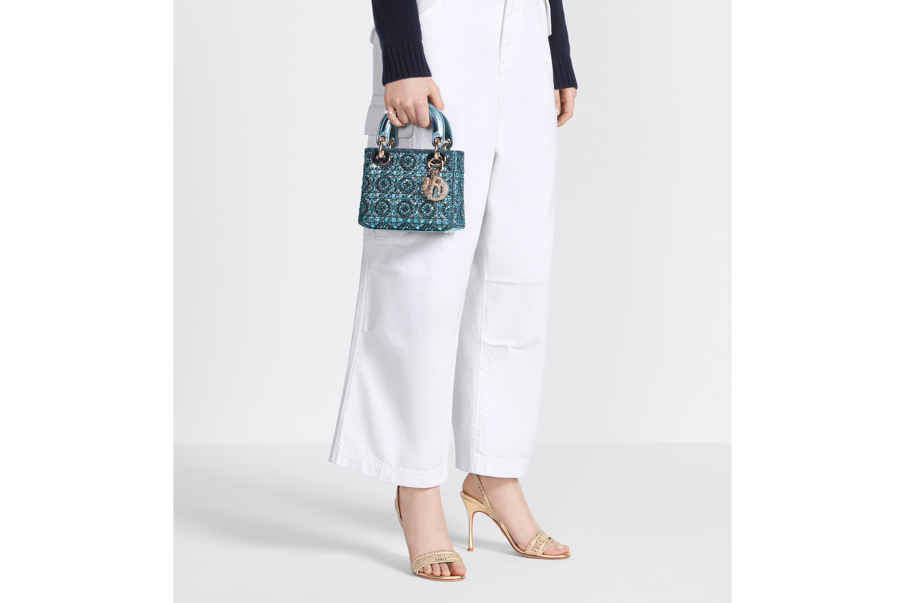 Look Sac Lady Dior Mini Cuir d'agneau métallisé et satin brodé de perles bleu céleste E11