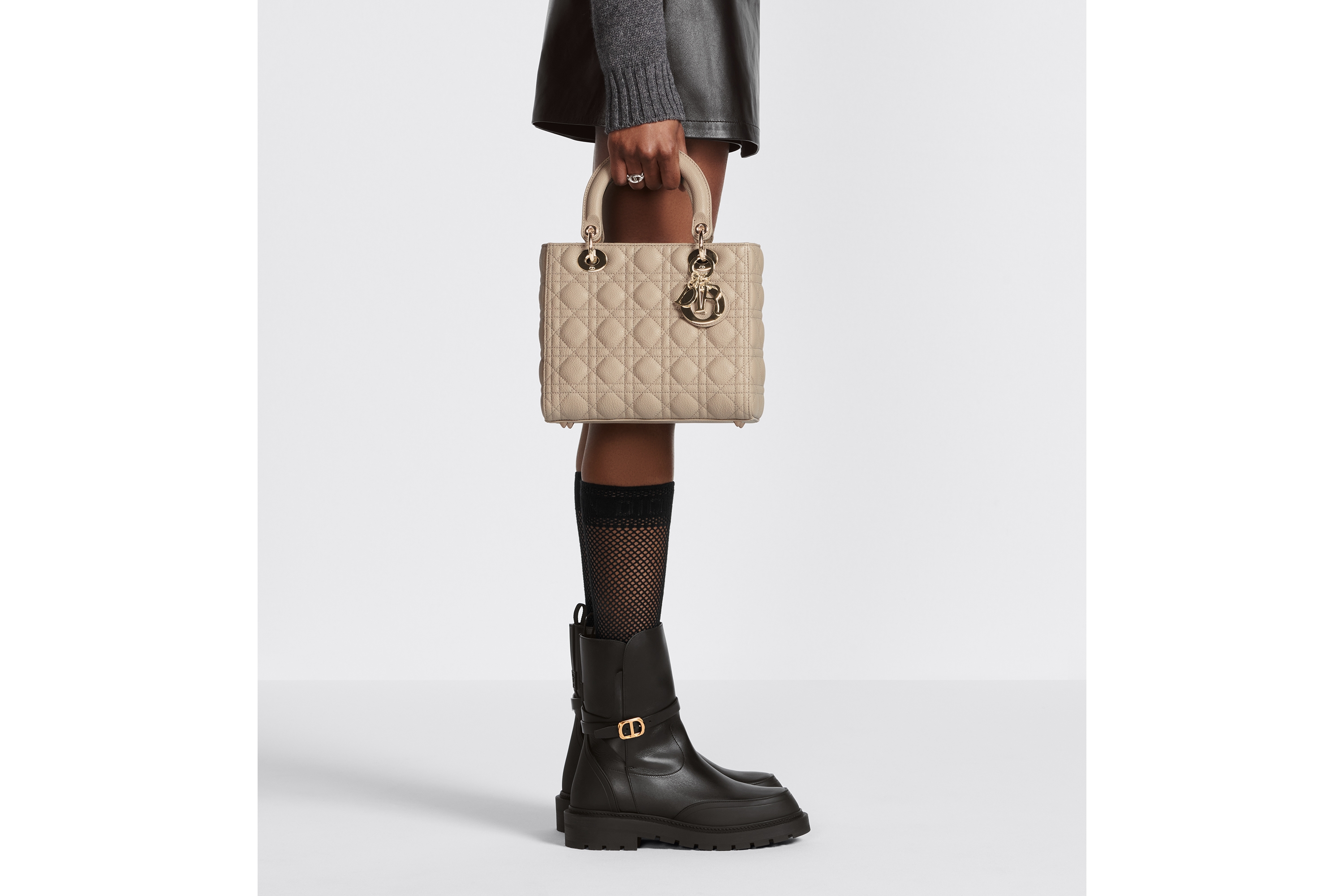 look_image_alt_prefix Bolsa Lady Dior média Pele de cordeiro Cannage bege-areia E11