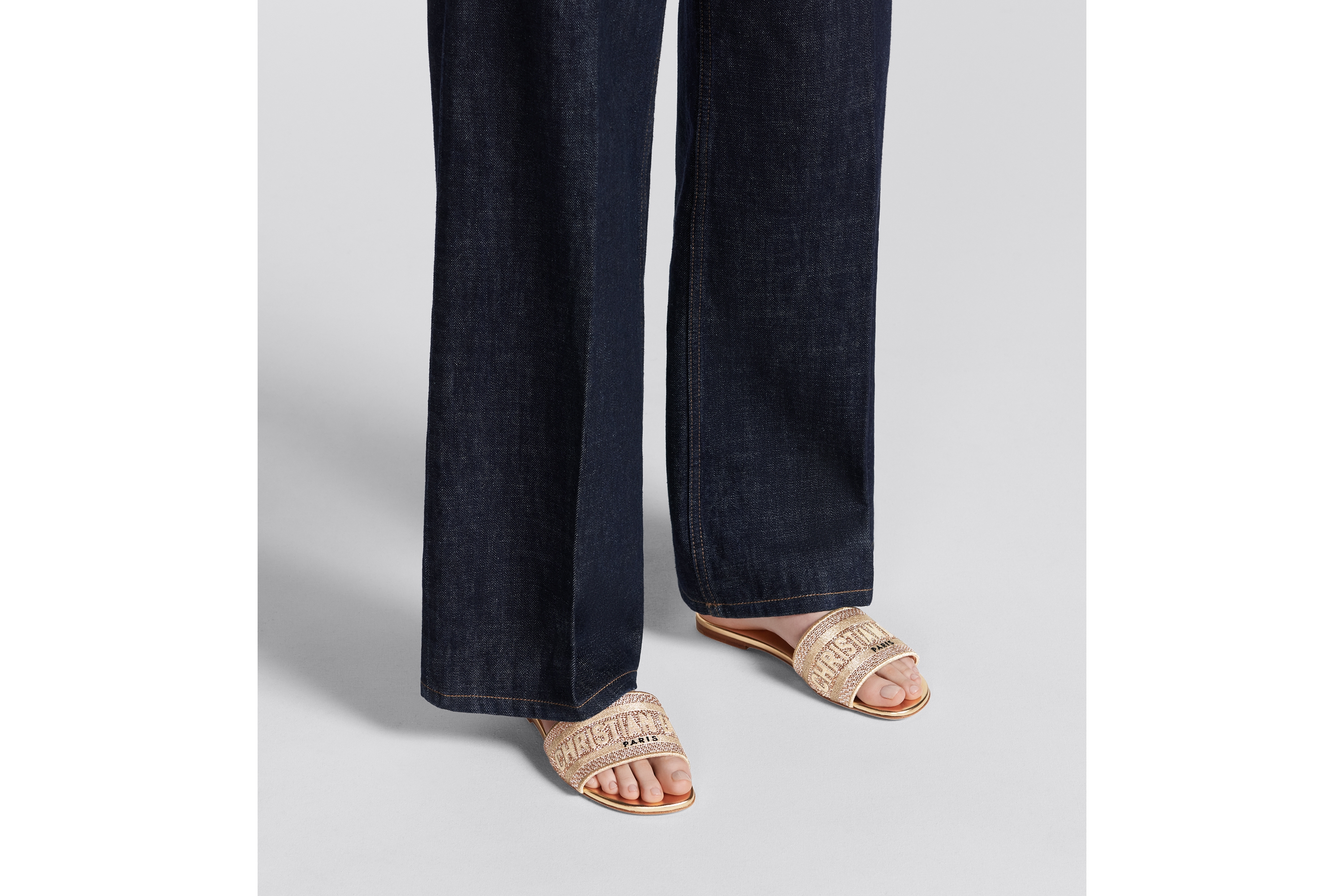 Look Dway Slide Cotton Embroidered with Metallic Thread and Gold-Tone Strass E15