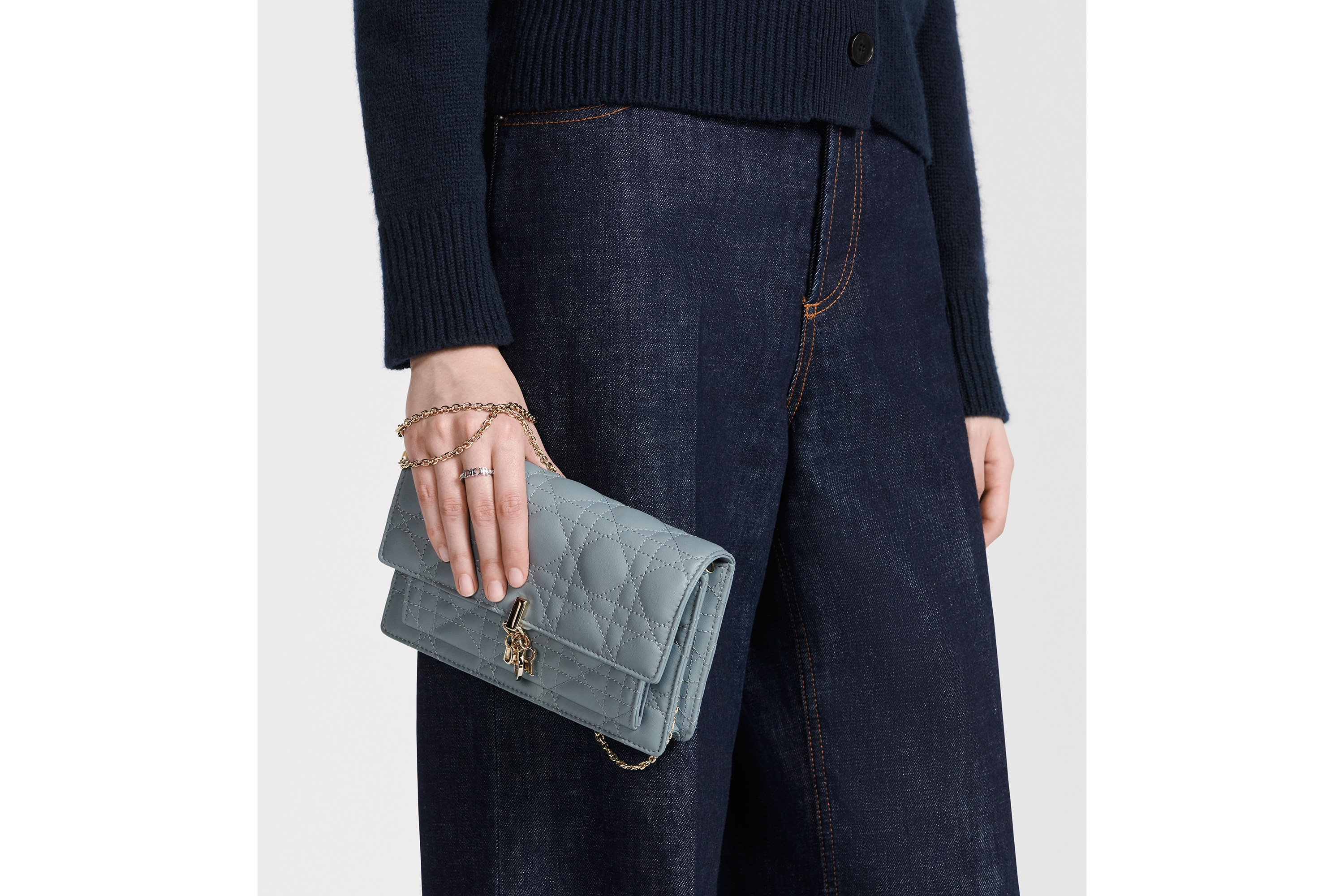 look_image_alt_prefix My Dior Daily-pouch met kettingriem Wolkenblauw lamsleer met Cannage-motief E14