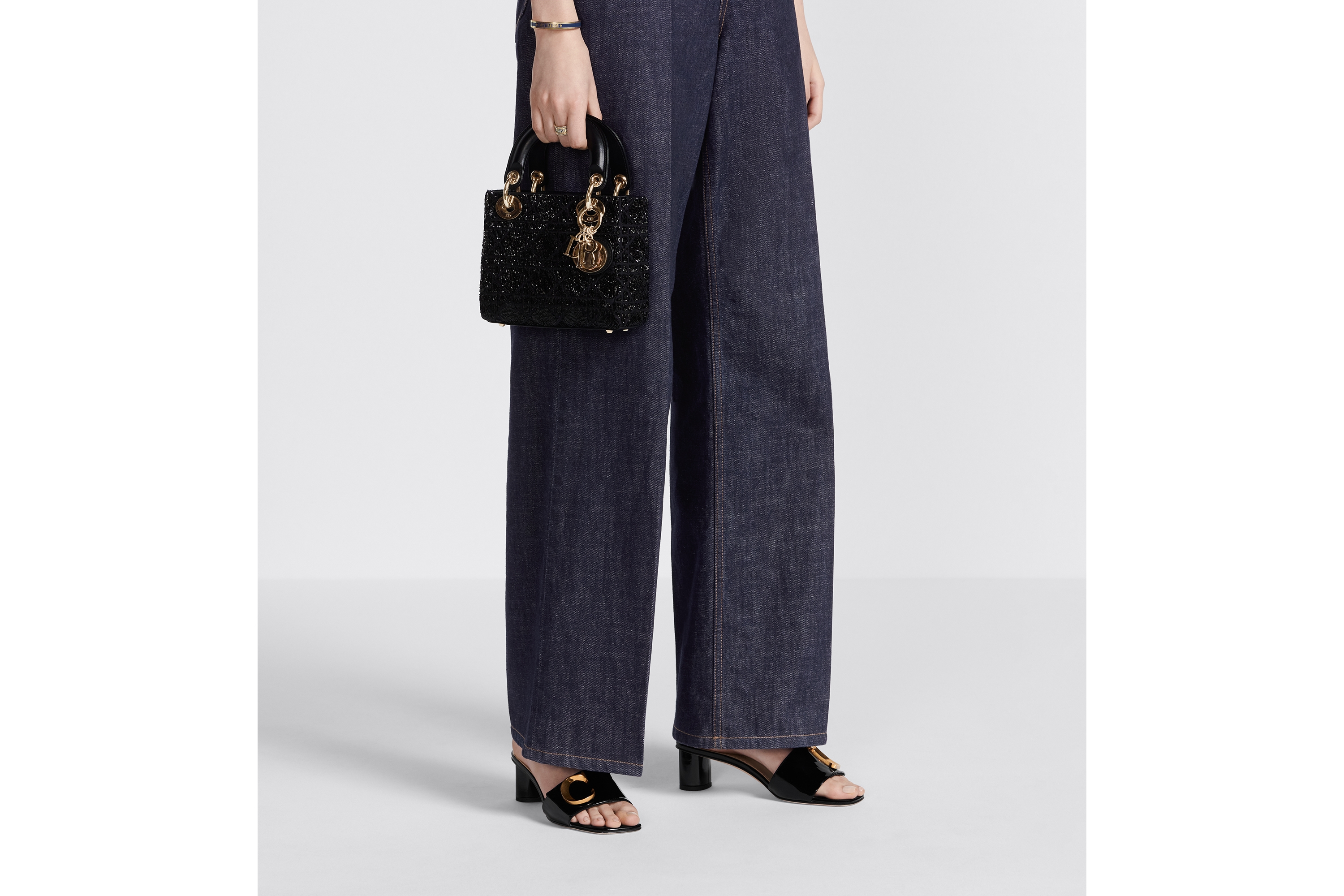 Look Sac Lady Dior Mini Coton brodé de micro perles à motif Cannage noir E11