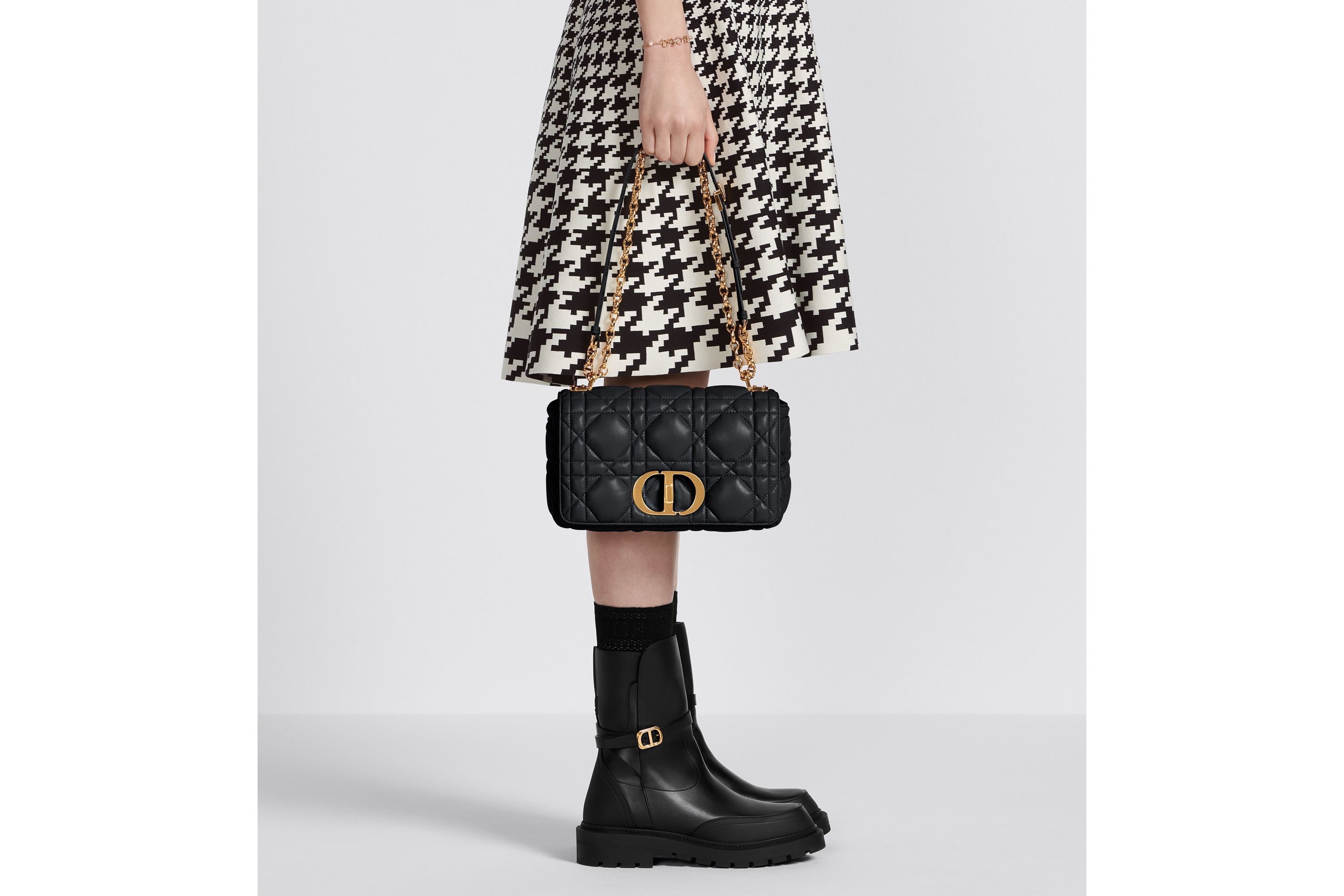 Look Medium Dior Caro Bag Black Quilted Macrocannage Calfskin E12