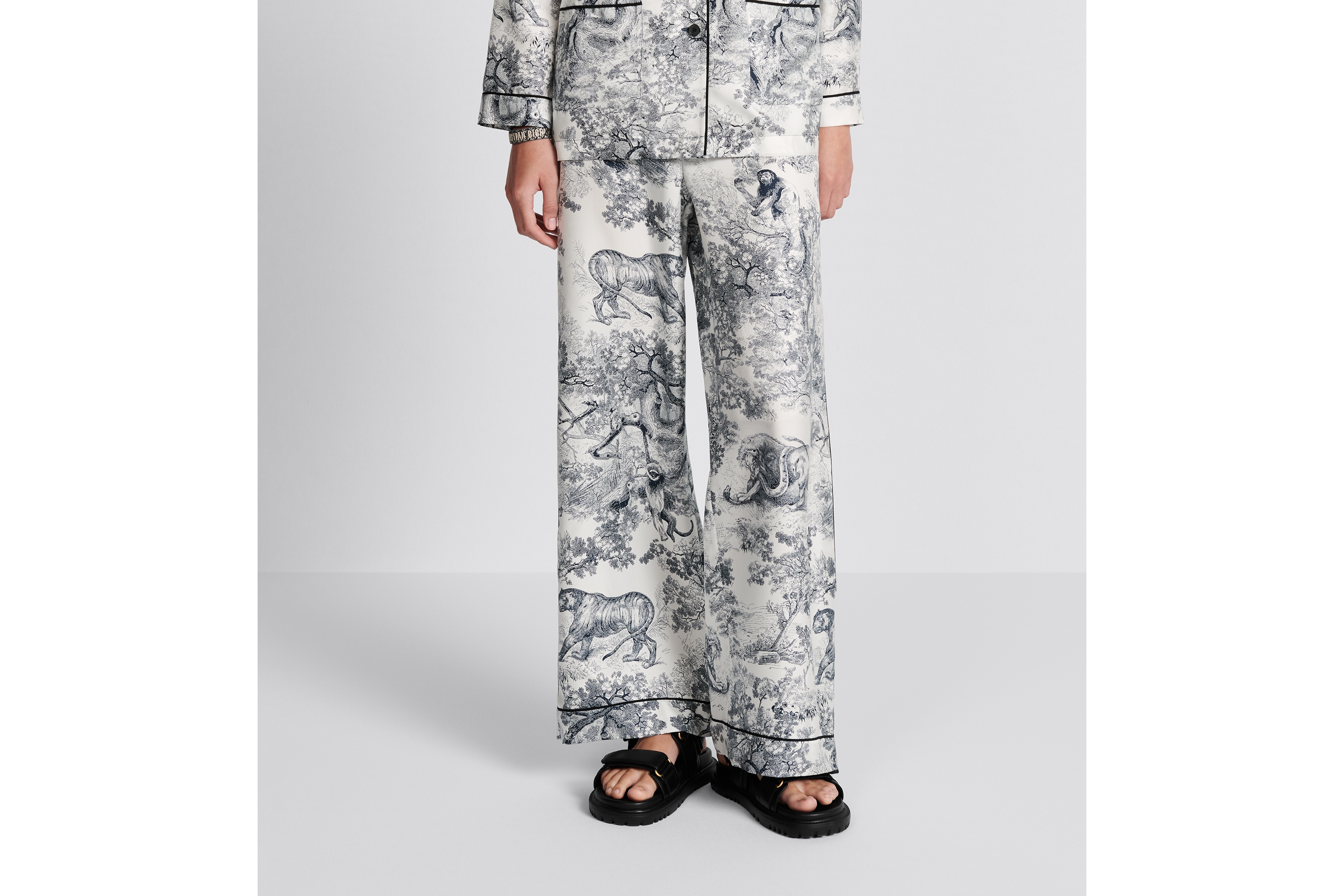 Look Dior Chez Moi Pants White Silk Twill with Navy Blue Toile de Jouy Motif E14