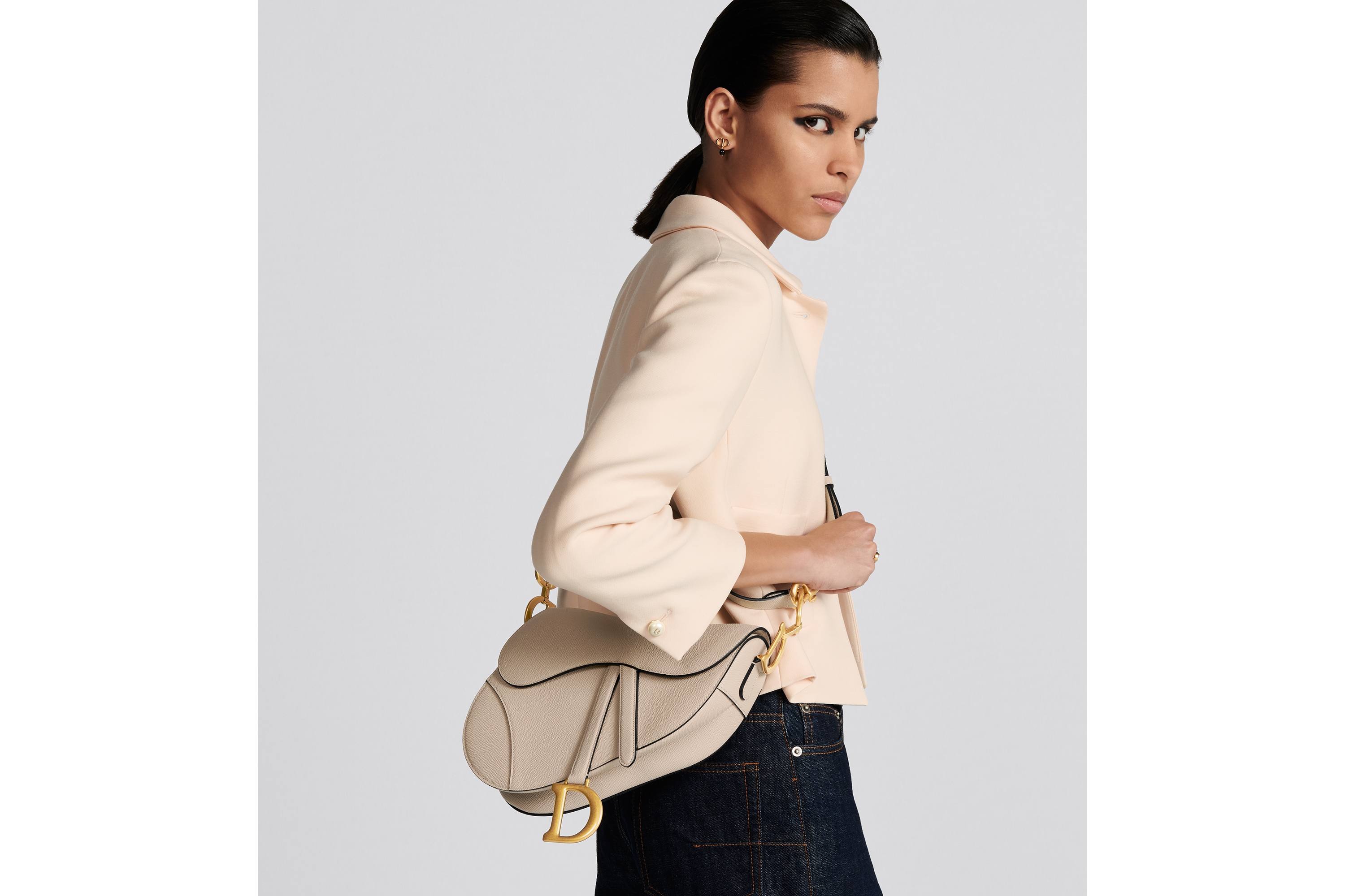 look_image_alt_prefix Saddle Bag mit Trageriemen Genarbtes Kalbsleder in Puderbeige E11