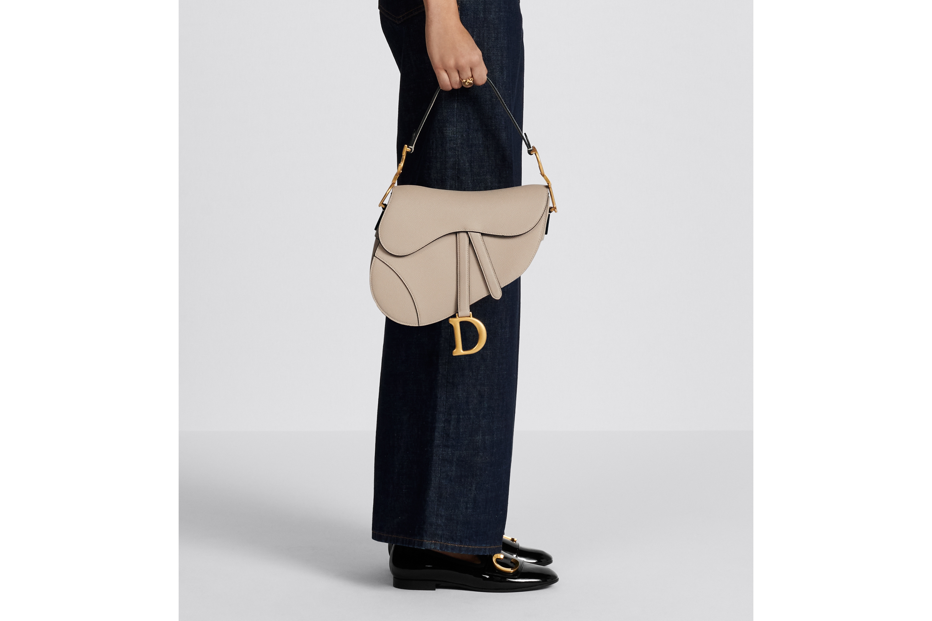 look_image_alt_prefix Saddle Bag mit Trageriemen Genarbtes Kalbsleder in Puderbeige E15