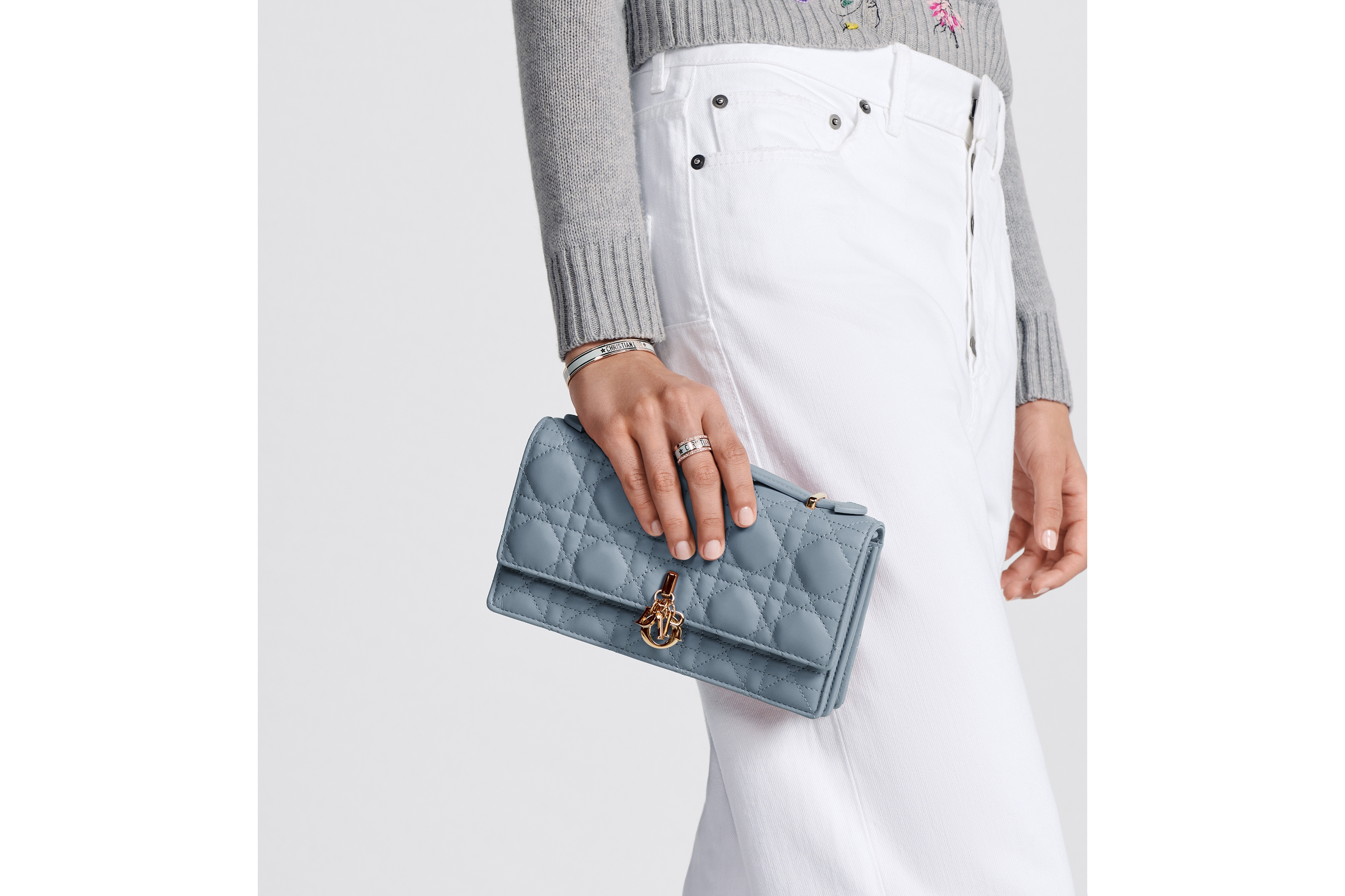 look_image_alt_prefix My Dior-minitas Wolkenblauw lamsleer met Cannage-motief E06