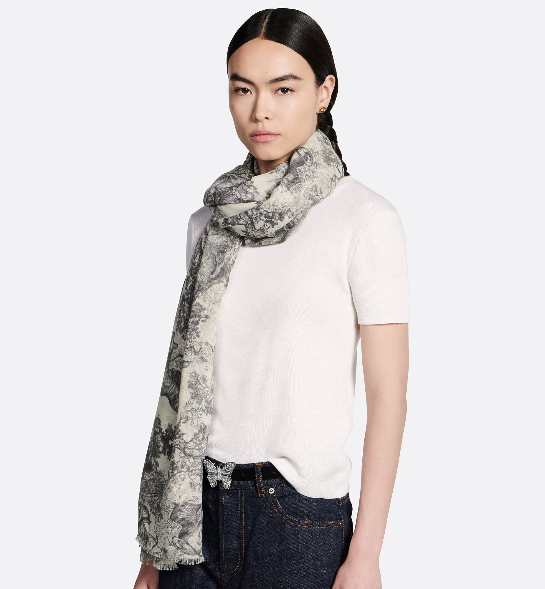 aria_look Toile de Jouy Sauvage Stole Three quarter opened view