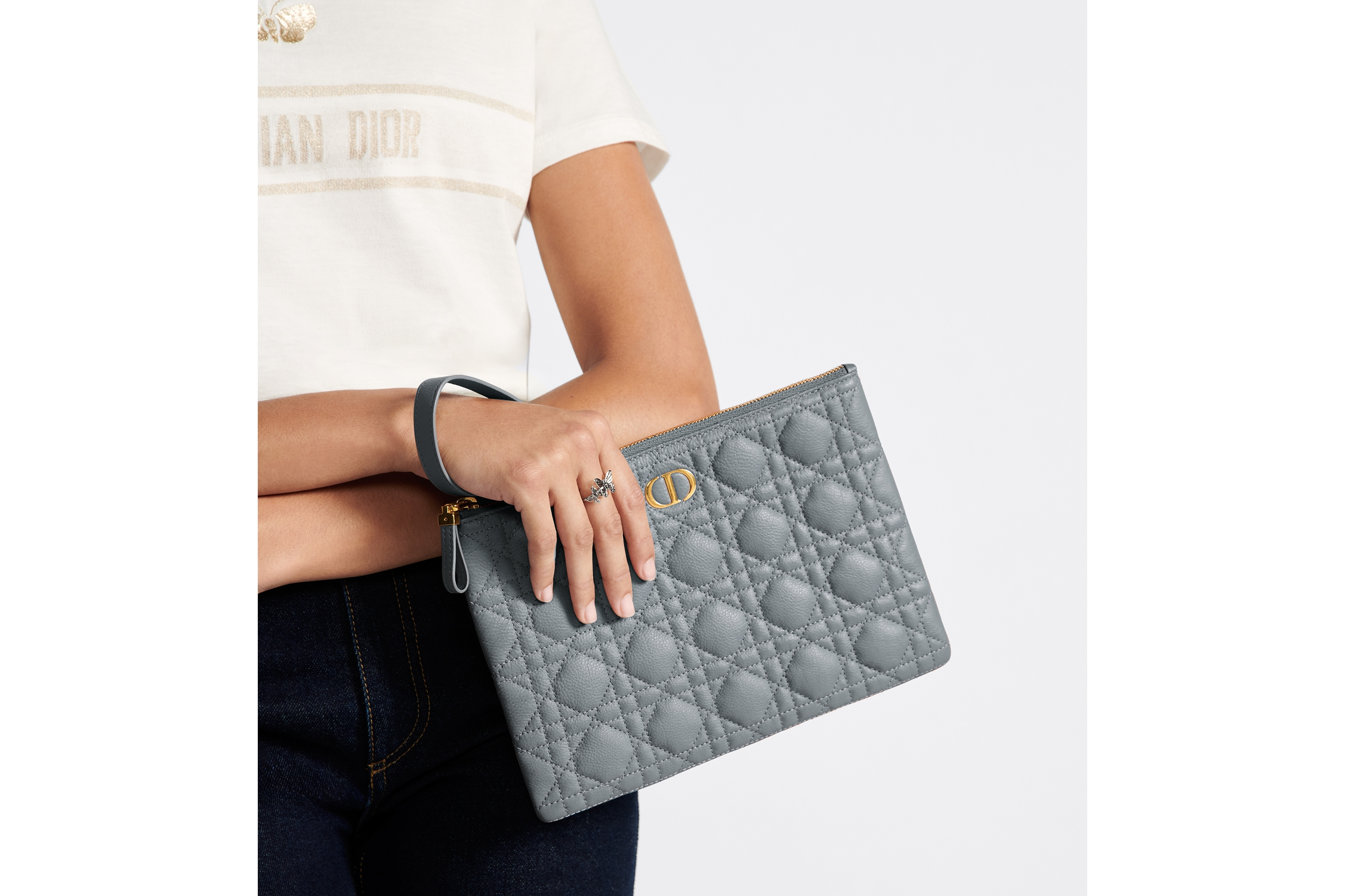 中碼 Dior Caro 日常小袋 雲藍色柔軟 Cannage 藤格紋圖案小牛皮 E06