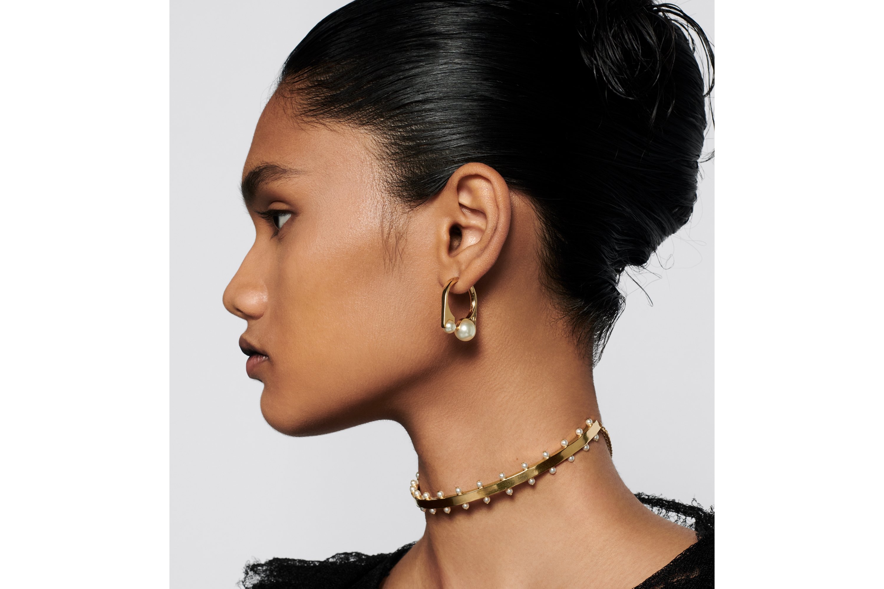 look_image_alt_prefix Dior Tribales New Look 中型耳環 金色飾面金屬和白色樹脂珍珠 E09