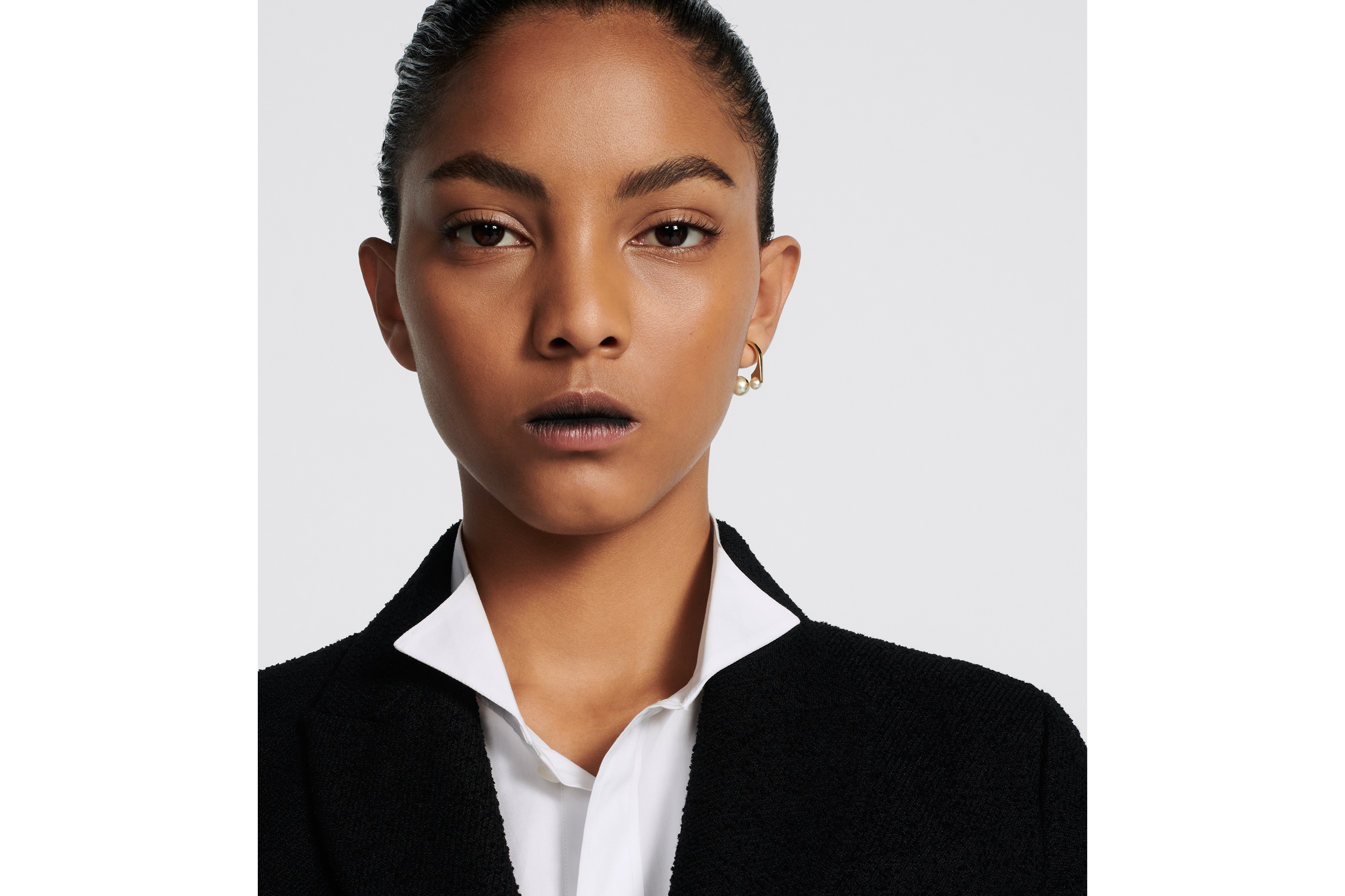 Boucles d'oreilles Small Dior Tribales New Look Métal finition dorée et perles en résine blanche E08