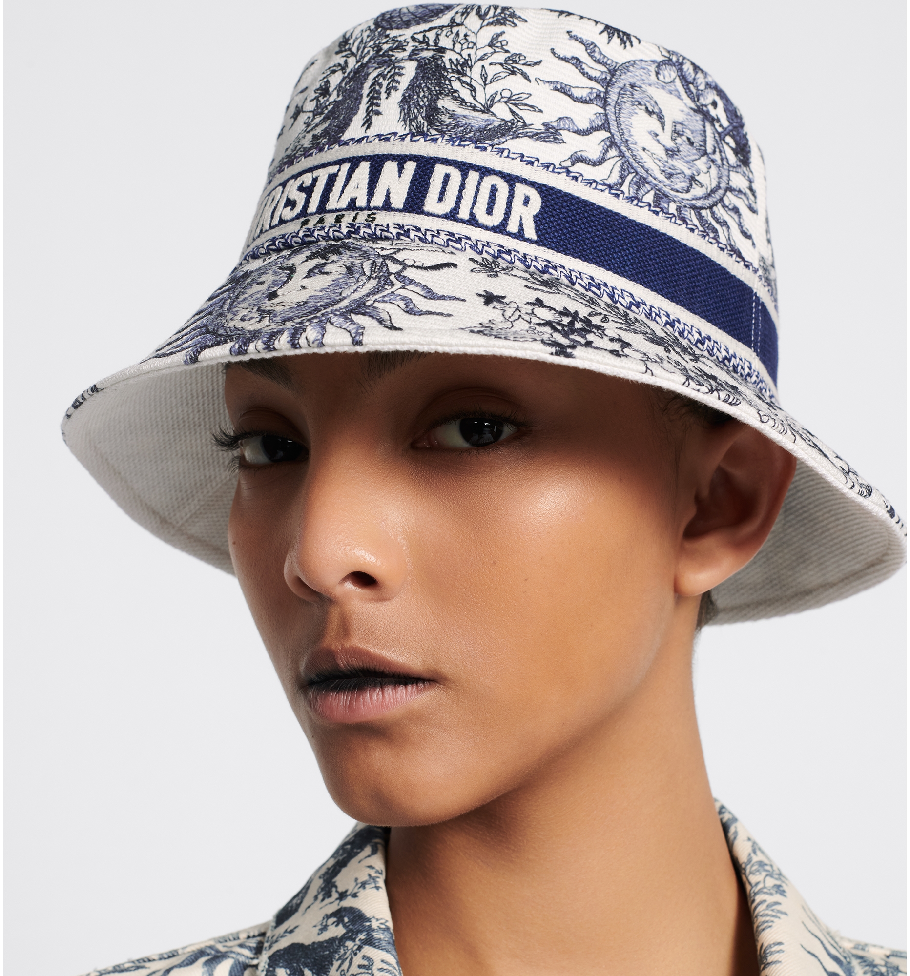 D Bobby Toile de Jouy Soleil Small Brim Bucket Hat White and Navy Blue Embroidery DIOR
