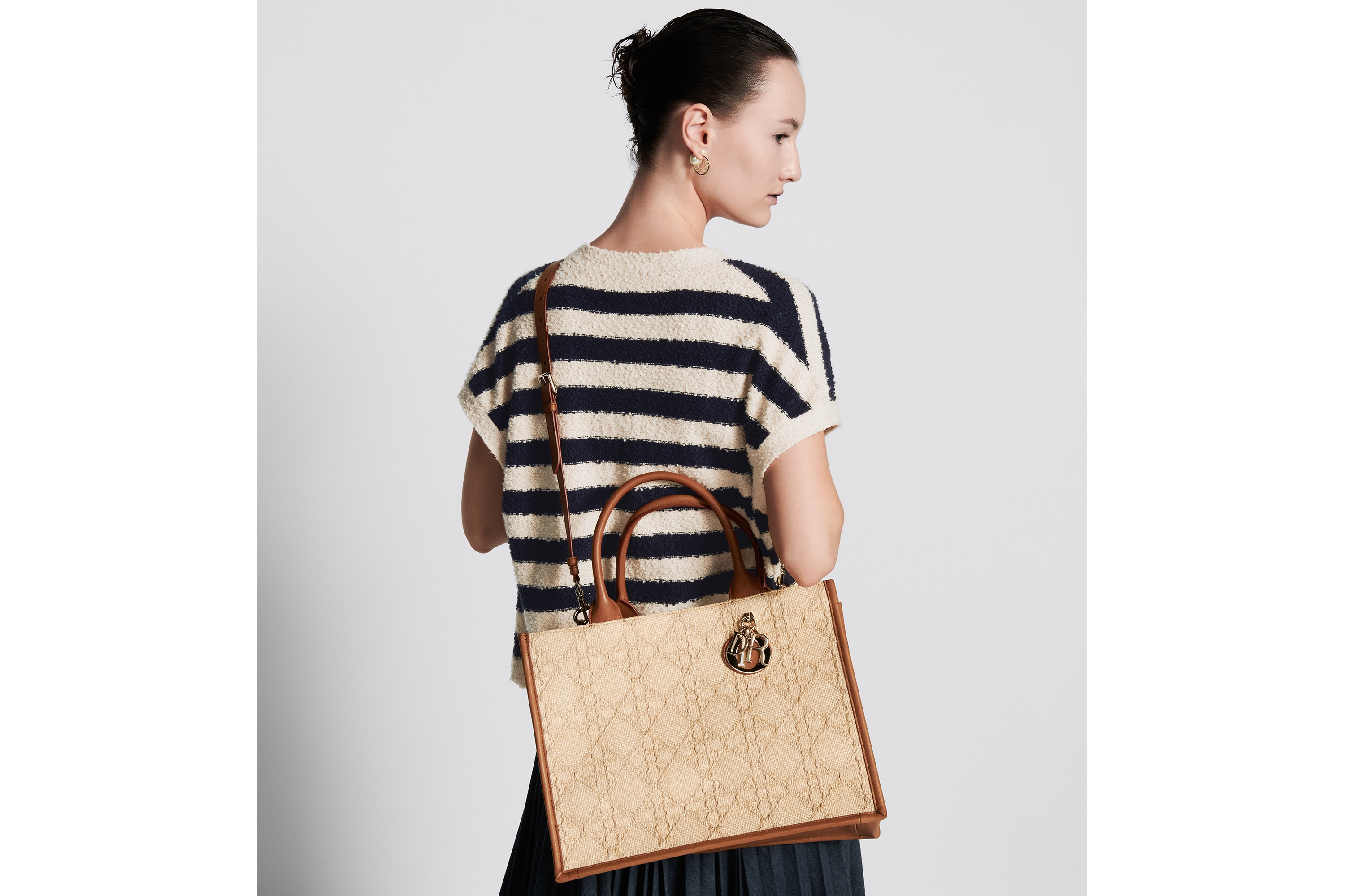 Dior Book Tote mediano Rafia Cannage beige (36,5 x 28 x 16,5 cm) | DIOR