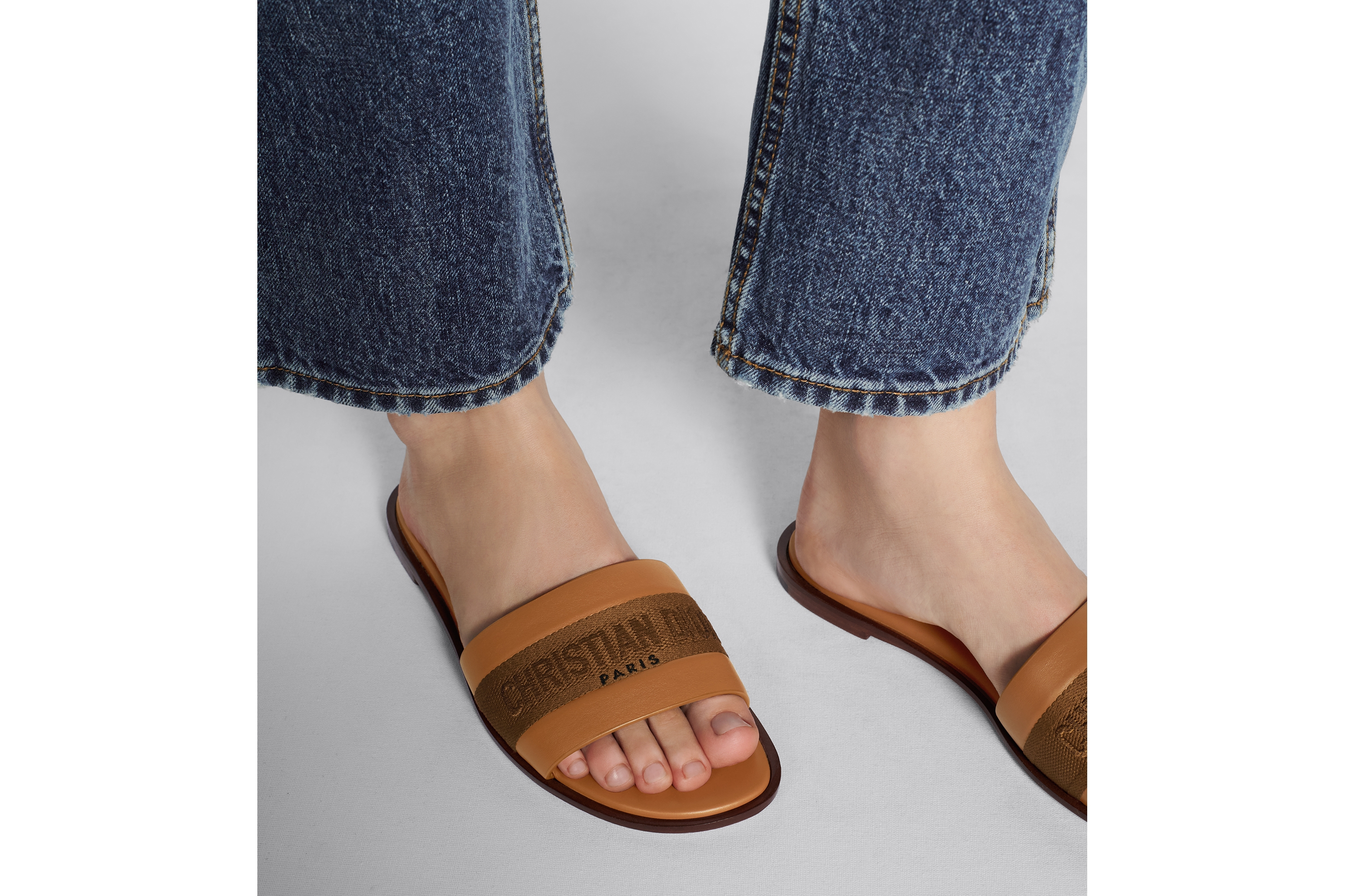 Look Dway Slide Camel Calfskin and Embroidered Cotton E15