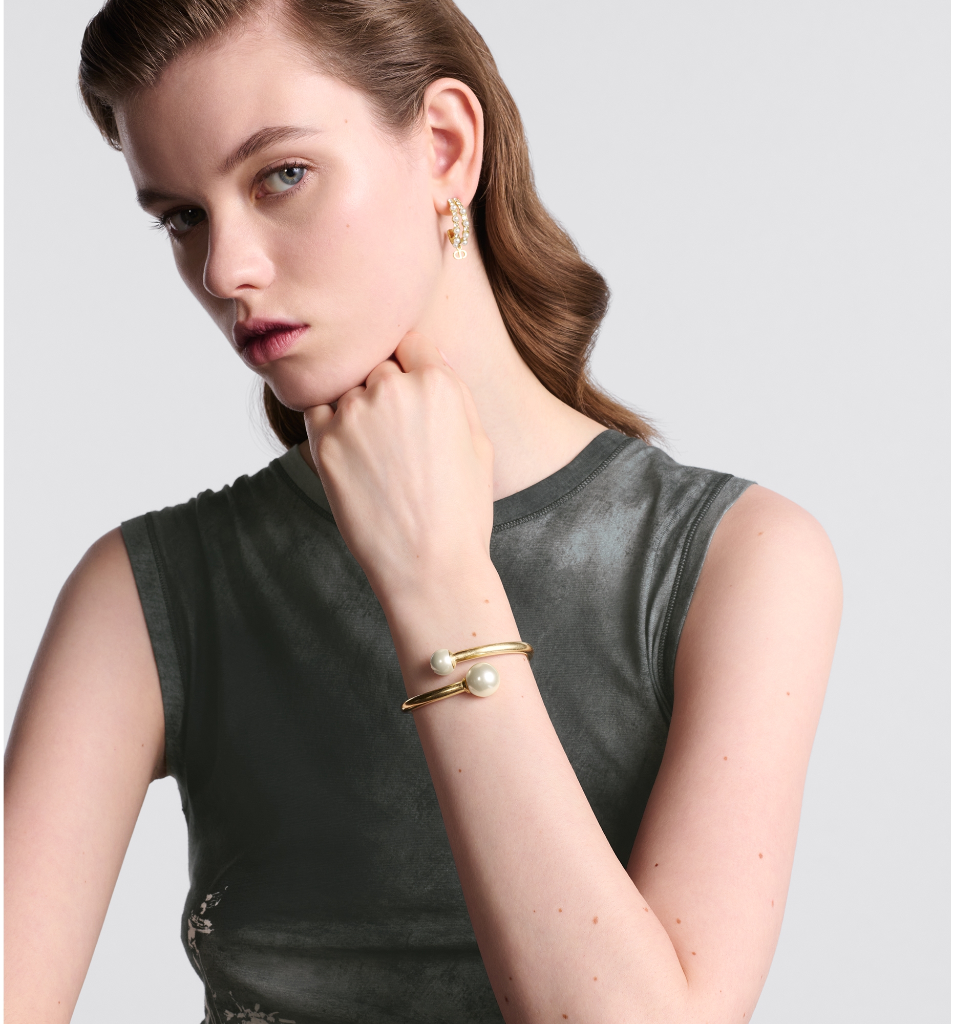 DIOR Tribales Balloon Bangle Matte Gold Finish Metal And White Resin Pearls Size M Women