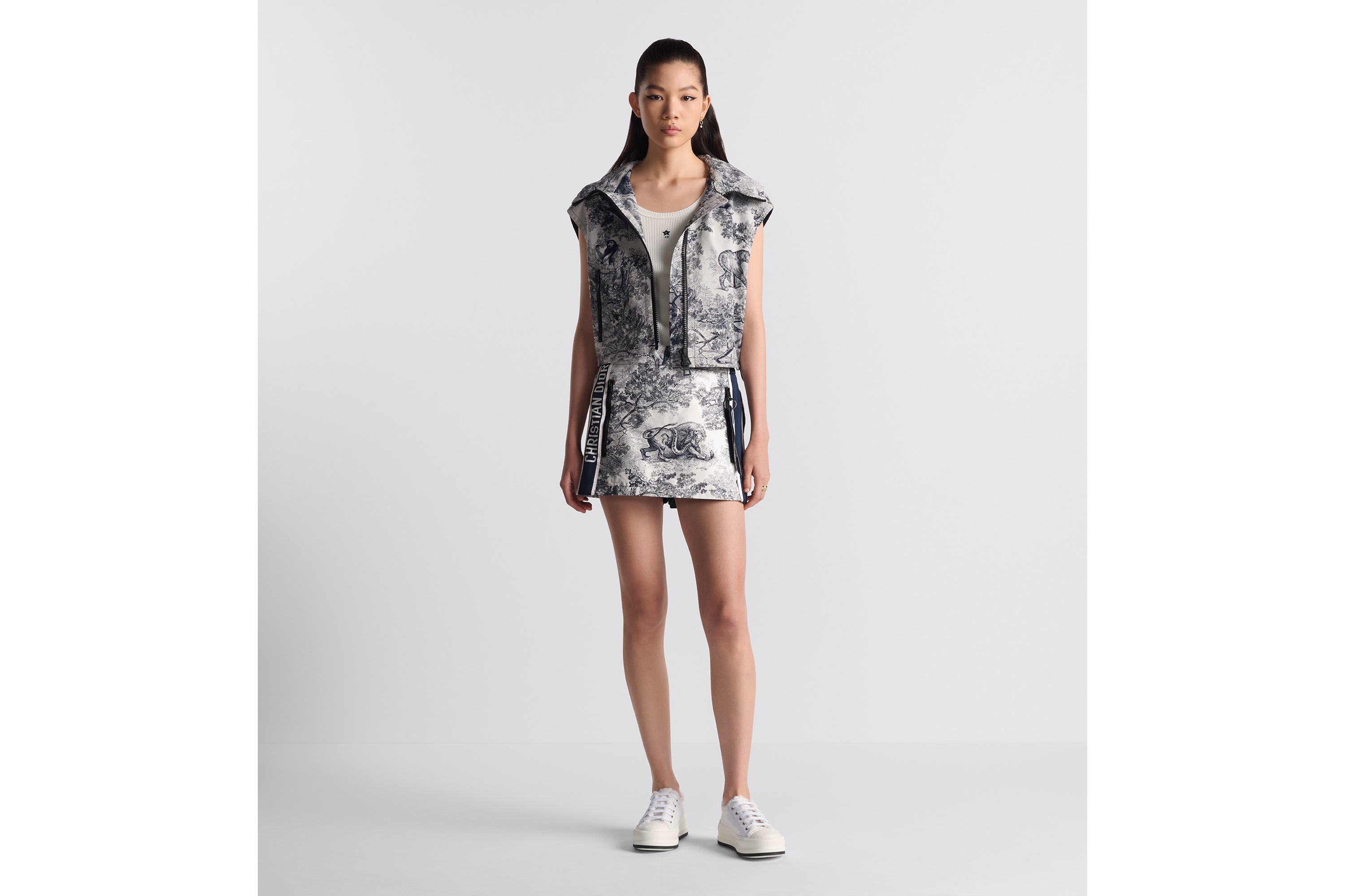 look_image_alt_prefix Short-saia Dioriviera Jacquard de tafetá técnico branco e azul com o motivo Toile de Jouy Sauvage E01