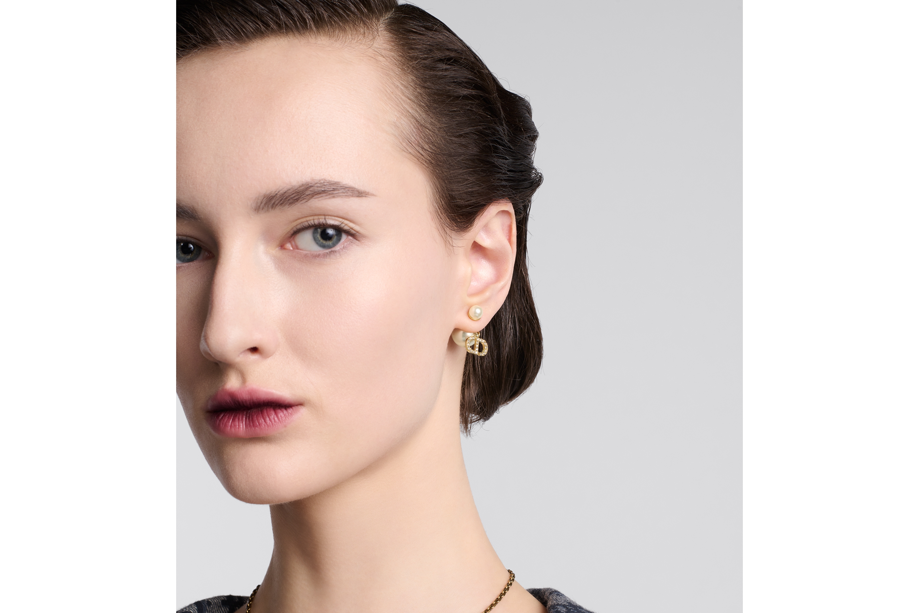 Look Boucles d'oreilles Dior Tribales Métal finition dorée, perles en résine blanche et cristaux argentés E18