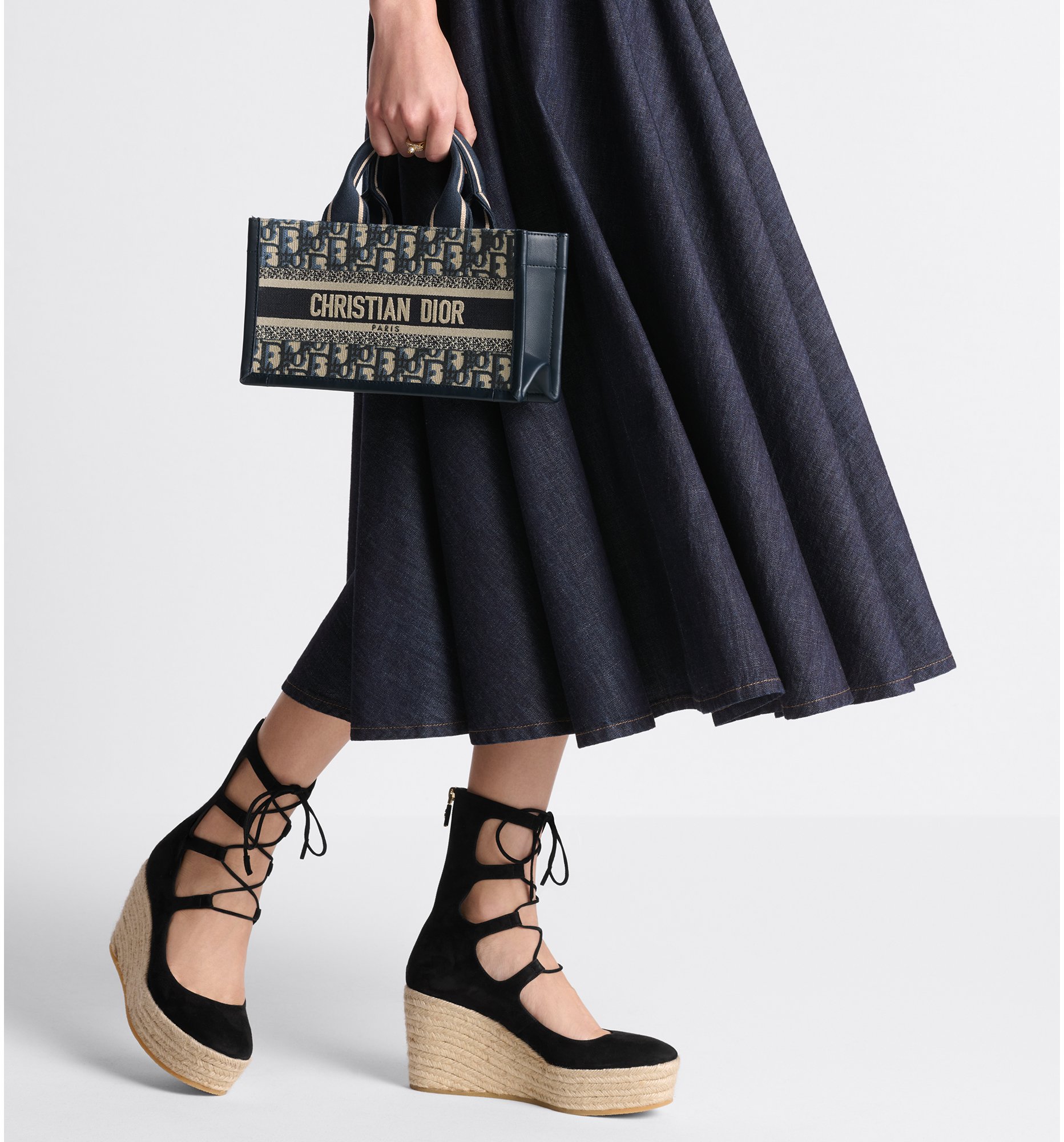 디올 스트랩이 달린 East-West Dior 북 토트백 M1326CZBB_M928