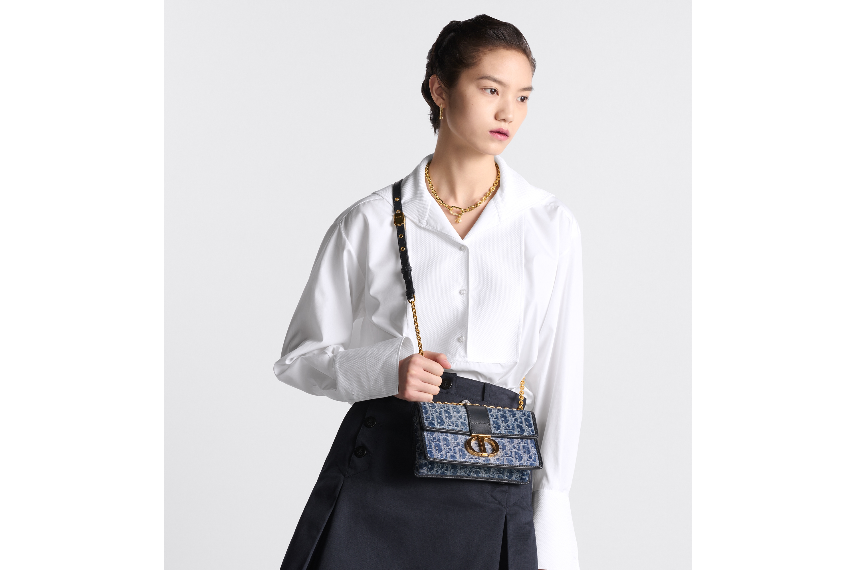 Look 30 Montaigne East-West Bag with Chain Blue Denim Dior Oblique Jacquard E04