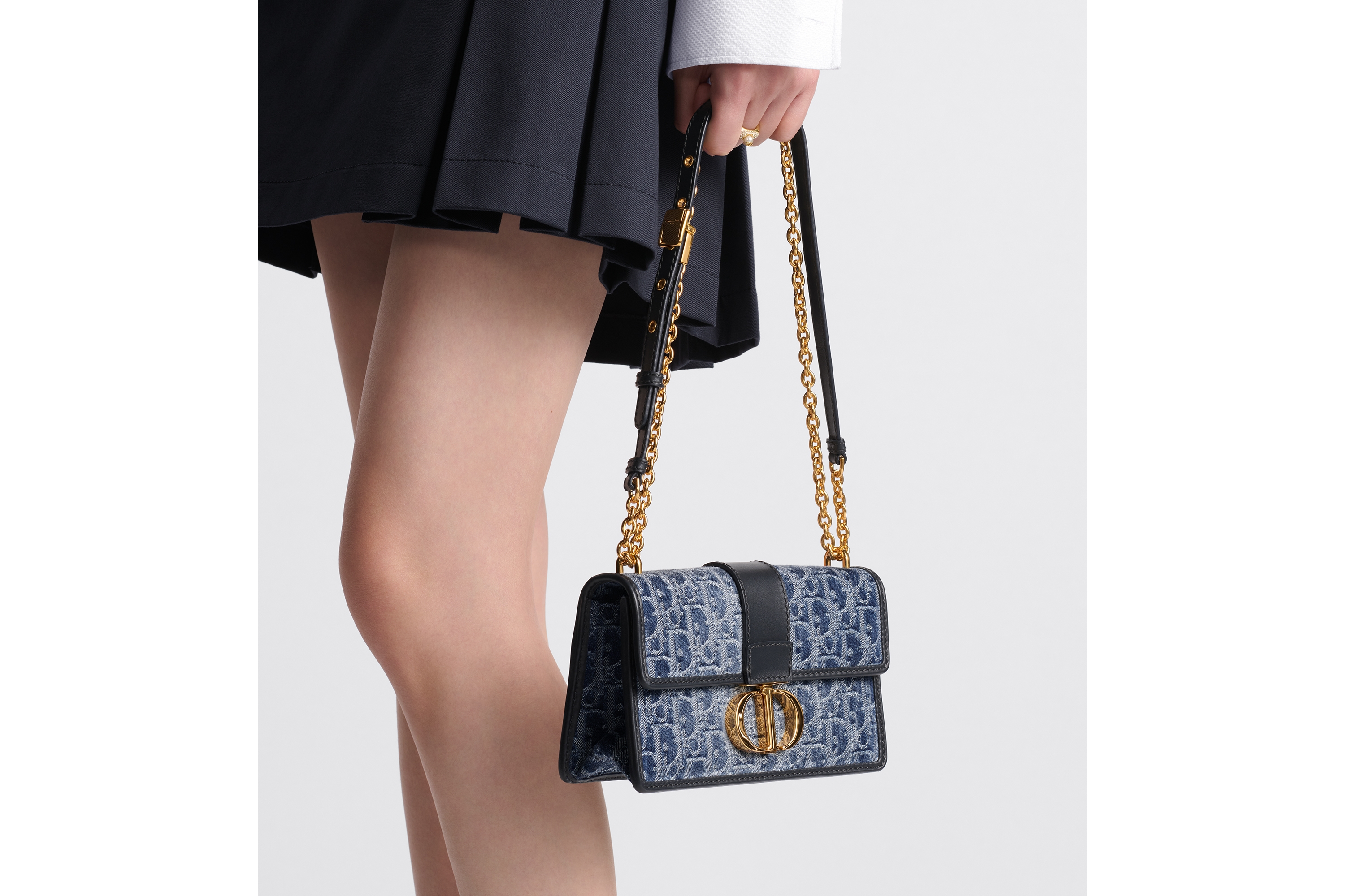 Look 30 Montaigne East-West Bag with Chain Blue Denim Dior Oblique Jacquard E10