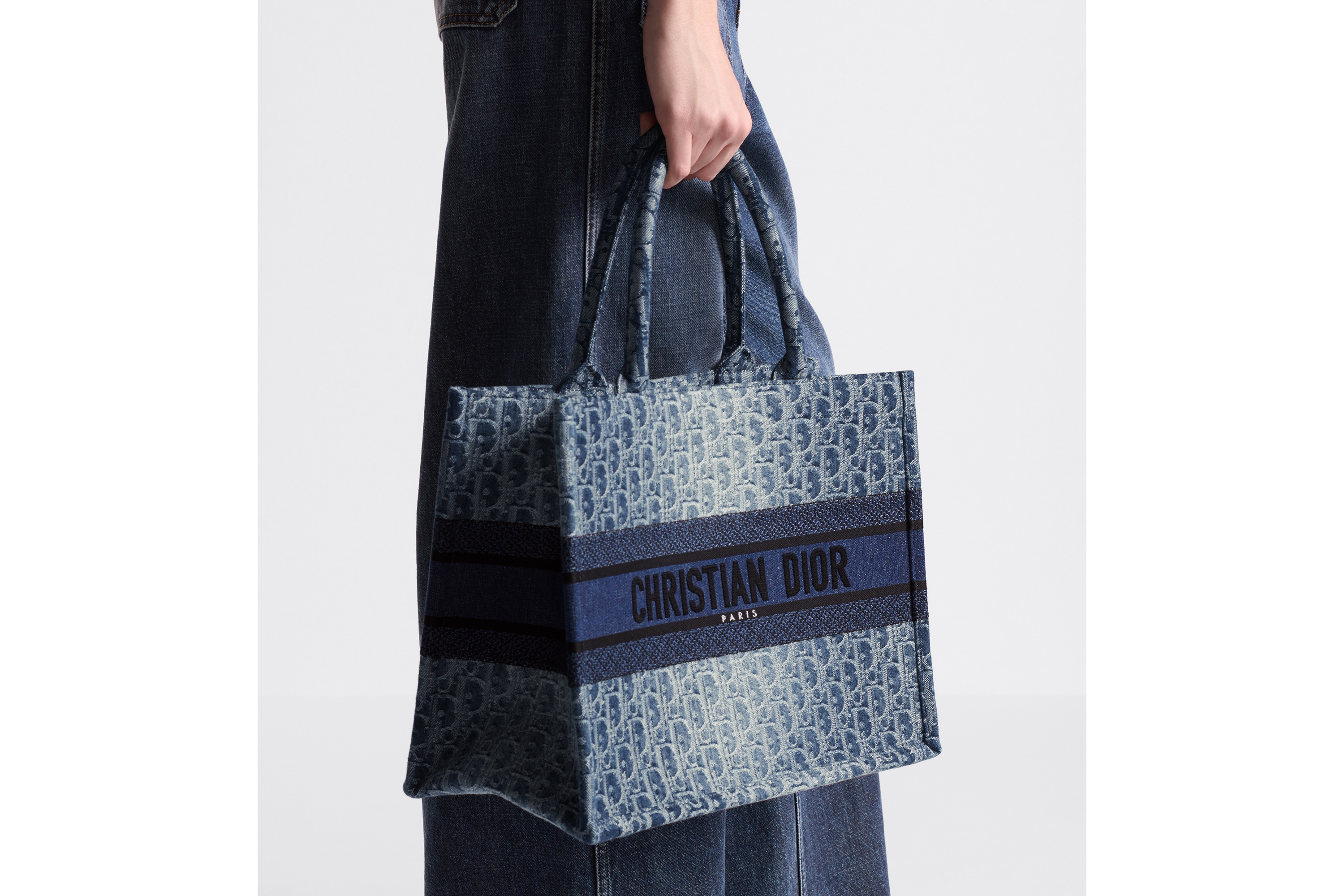 กระเป๋า Medium Dior Book Tote ผ้าแจ็กการ์ดเดนิม Dior Oblique สีน้ำเงิน (36 x 27.5 x 16.5 ซม.) E11