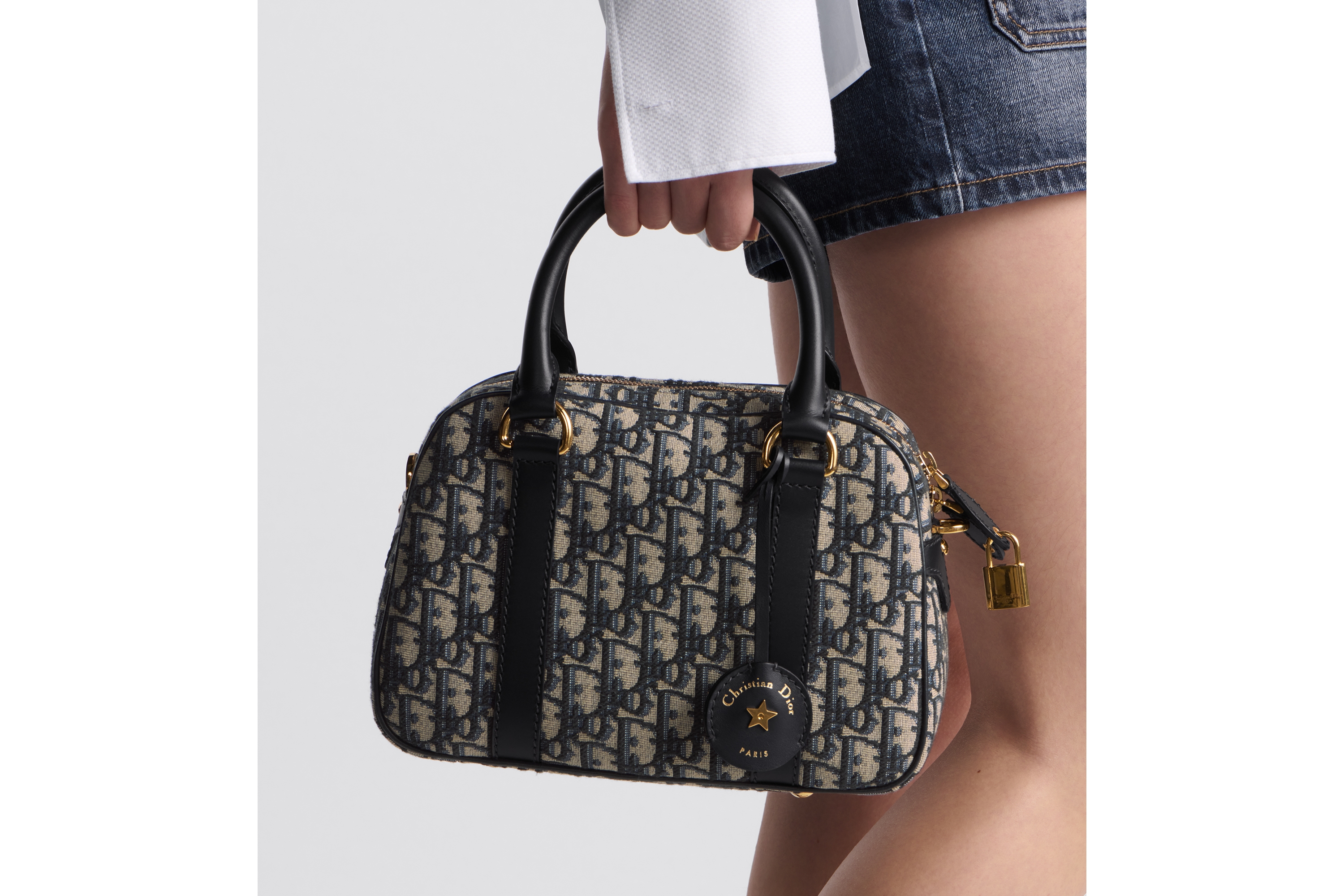 Look Sac bowling D-Vibe Medium Toile jacquard Dior Oblique bleu E11