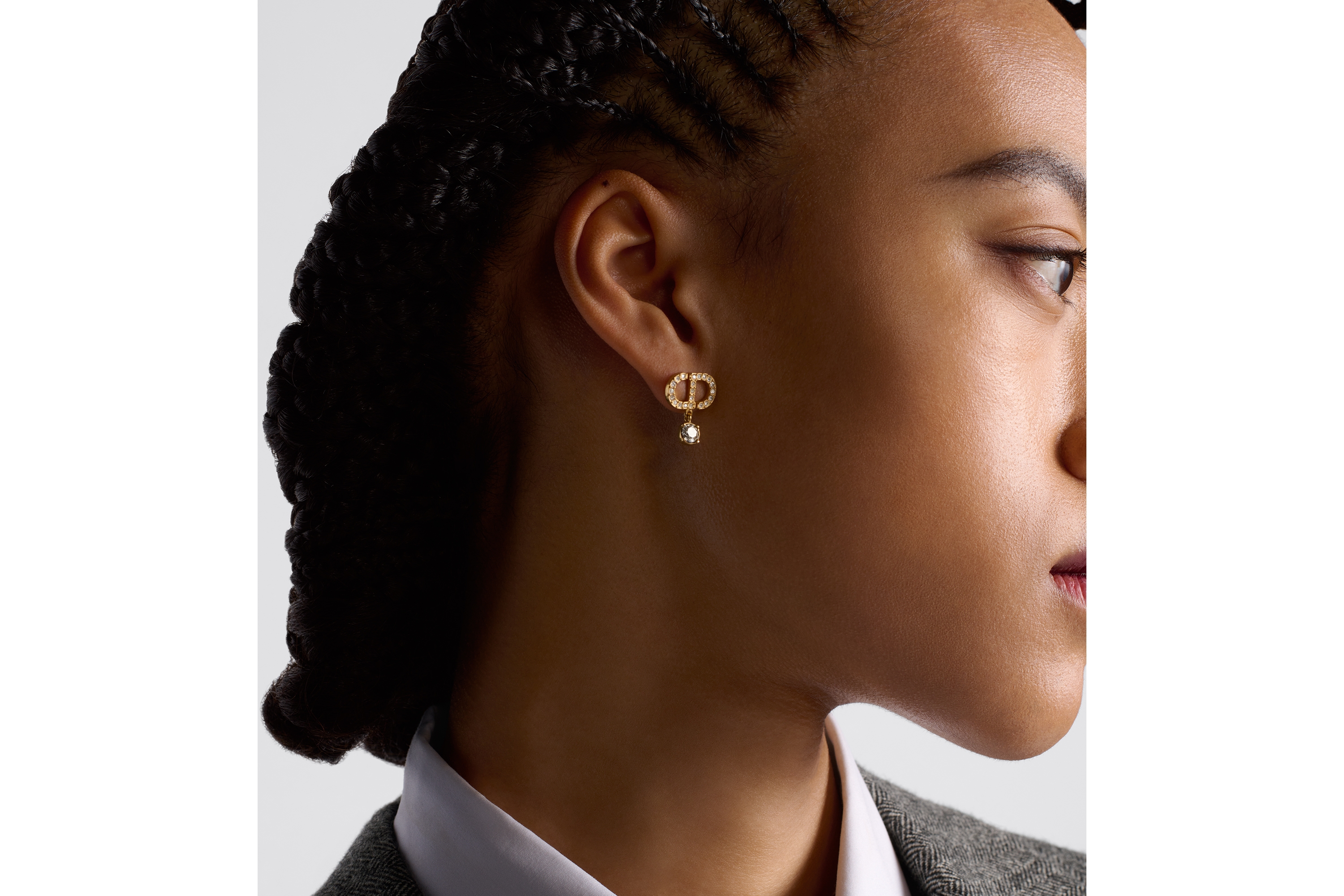 ต่างหู Petit CD โลหะเคลือบทองและคริสตัลแวววาว E07