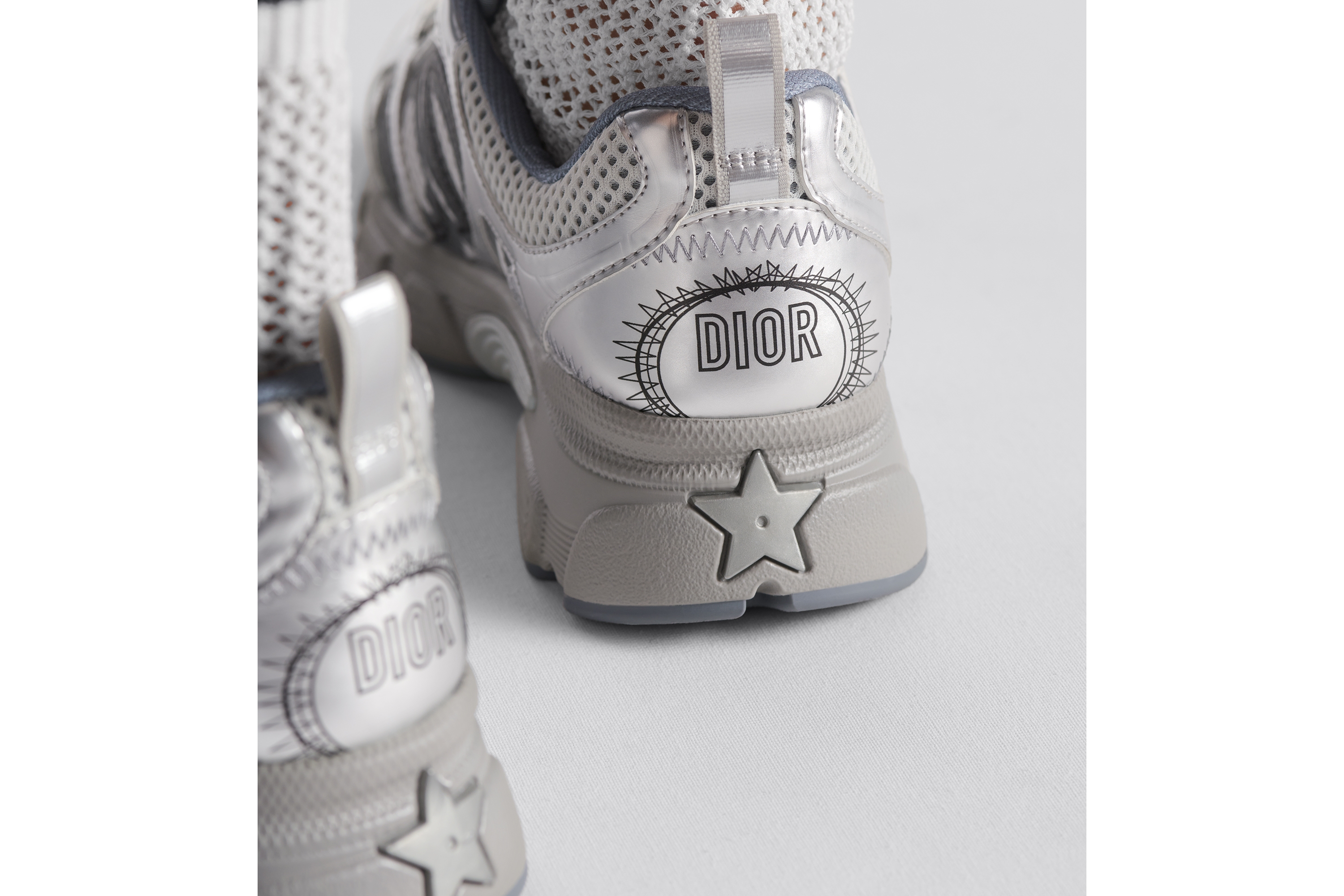 look_image_alt_prefix Dior Chrono 스니커즈 그레이 메시 & 실버 톤 래미네이트 레더-이펙트 패널 E16