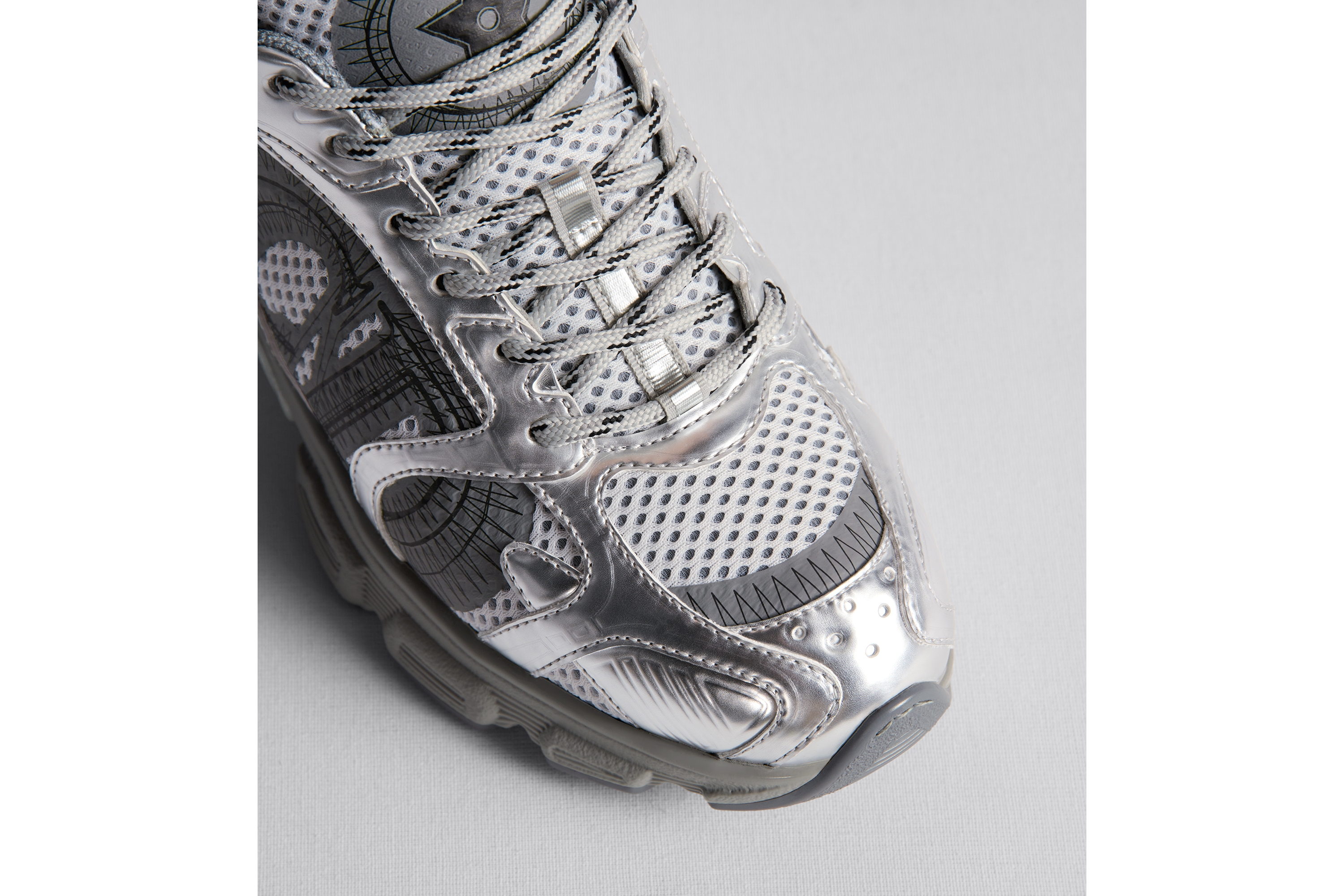 look_image_alt_prefix Dior Chrono 스니커즈 그레이 메시 & 실버 톤 래미네이트 레더-이펙트 패널 E17