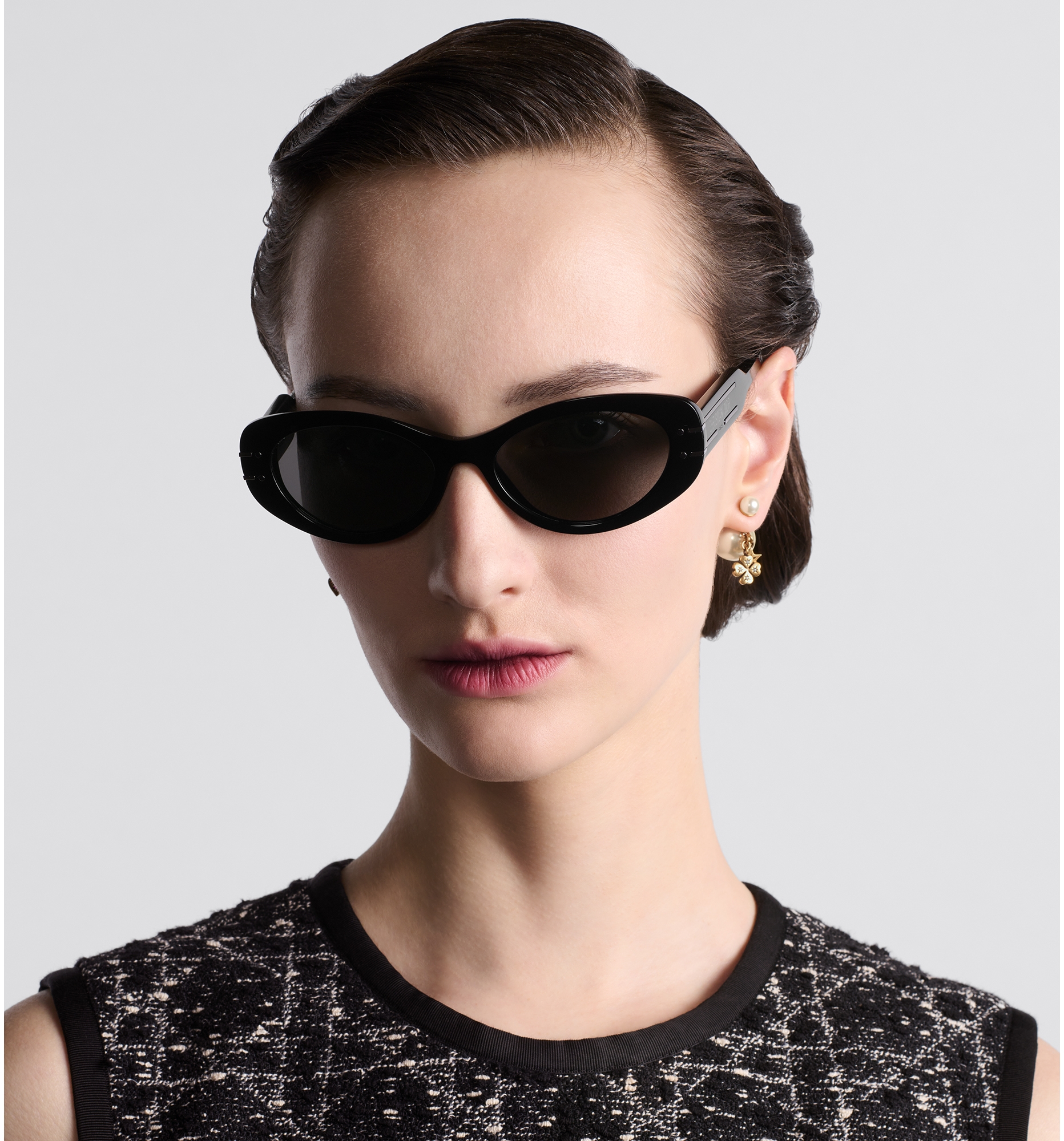 Black oval sunglasses top