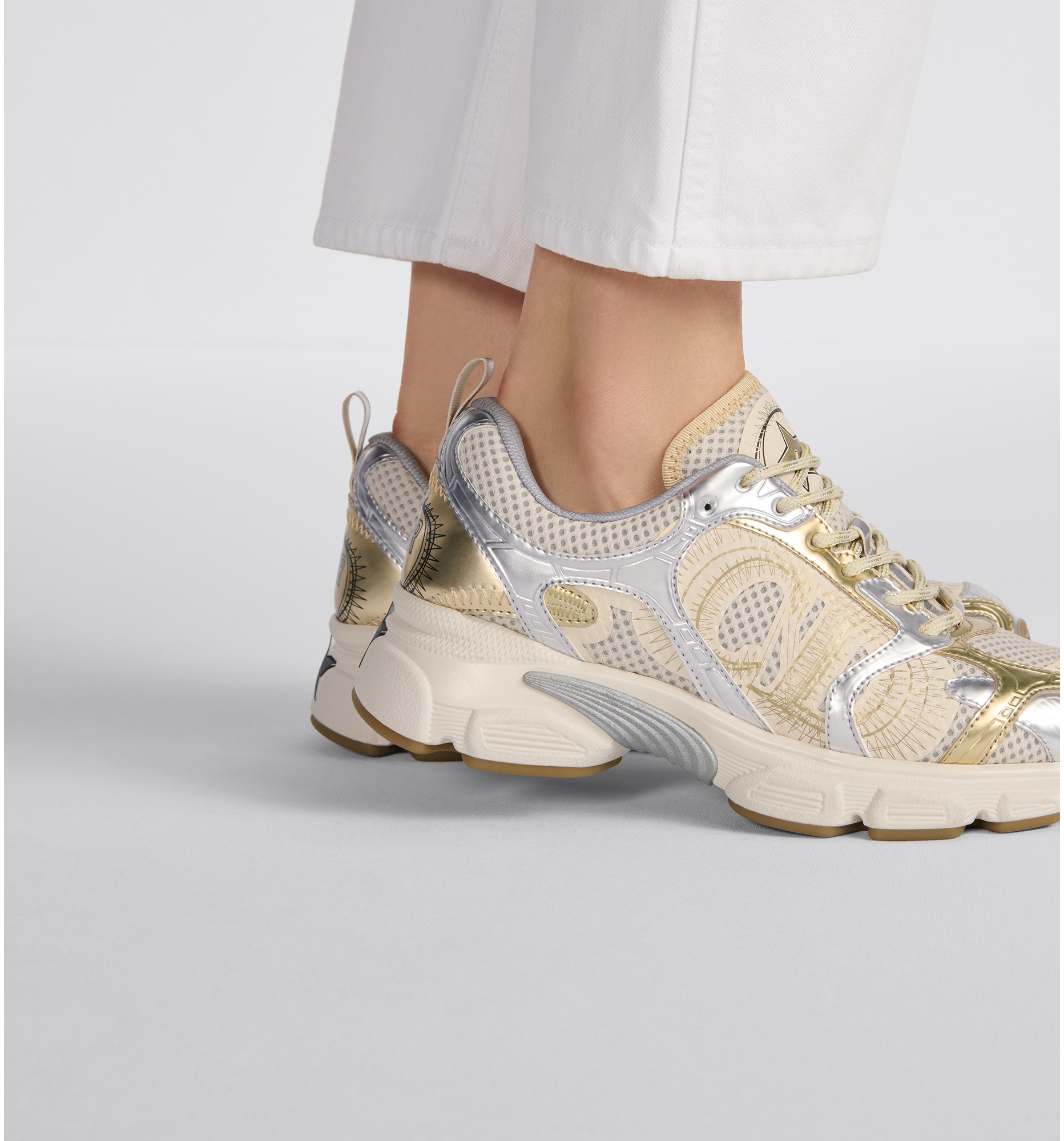 Sneaker Dior Chrono Resille beige et empiecements aspect cuir lamine dore et argente DIOR